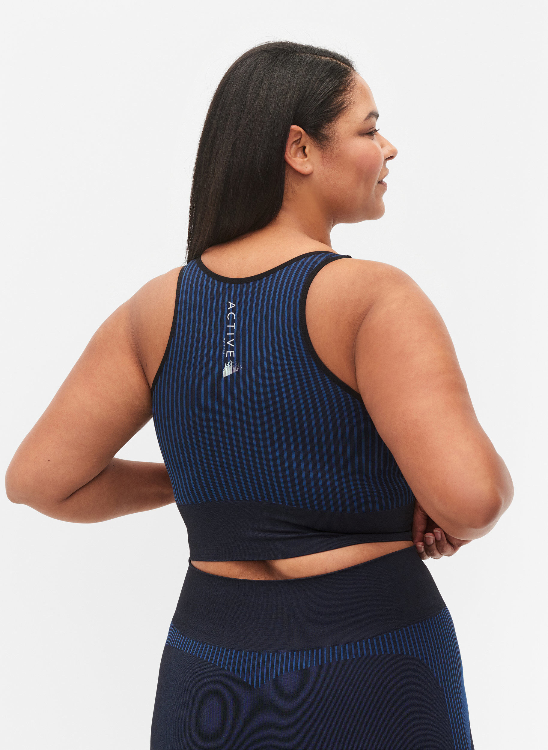 Zizzi  Brassi&egrave;re de sport sans coutures avec rayures, Black w. Blue Depths, Model image number 1