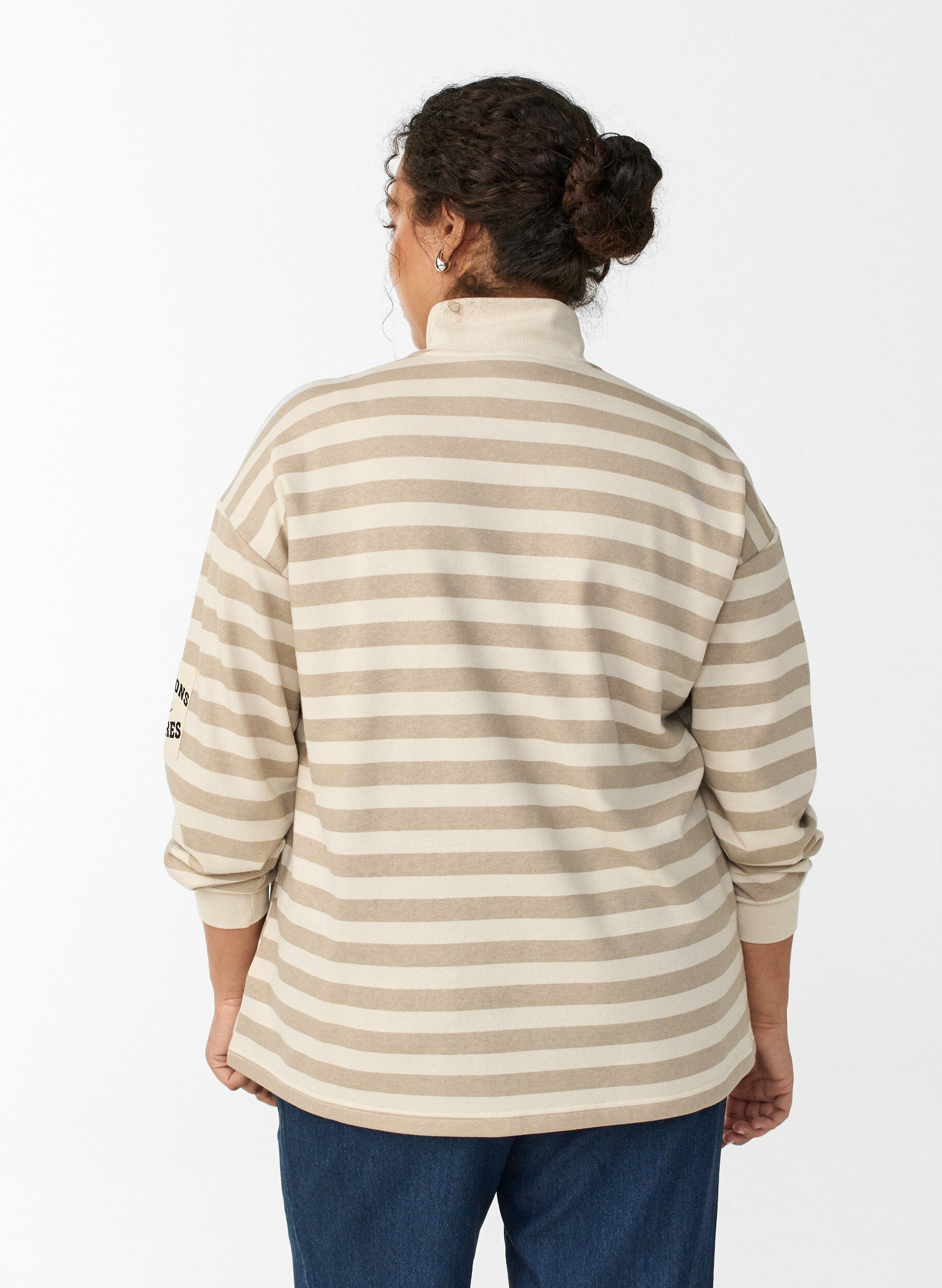 Zizzi Sweatshirt &agrave; rayures avec col montant et zip, Beige, Model image number 2