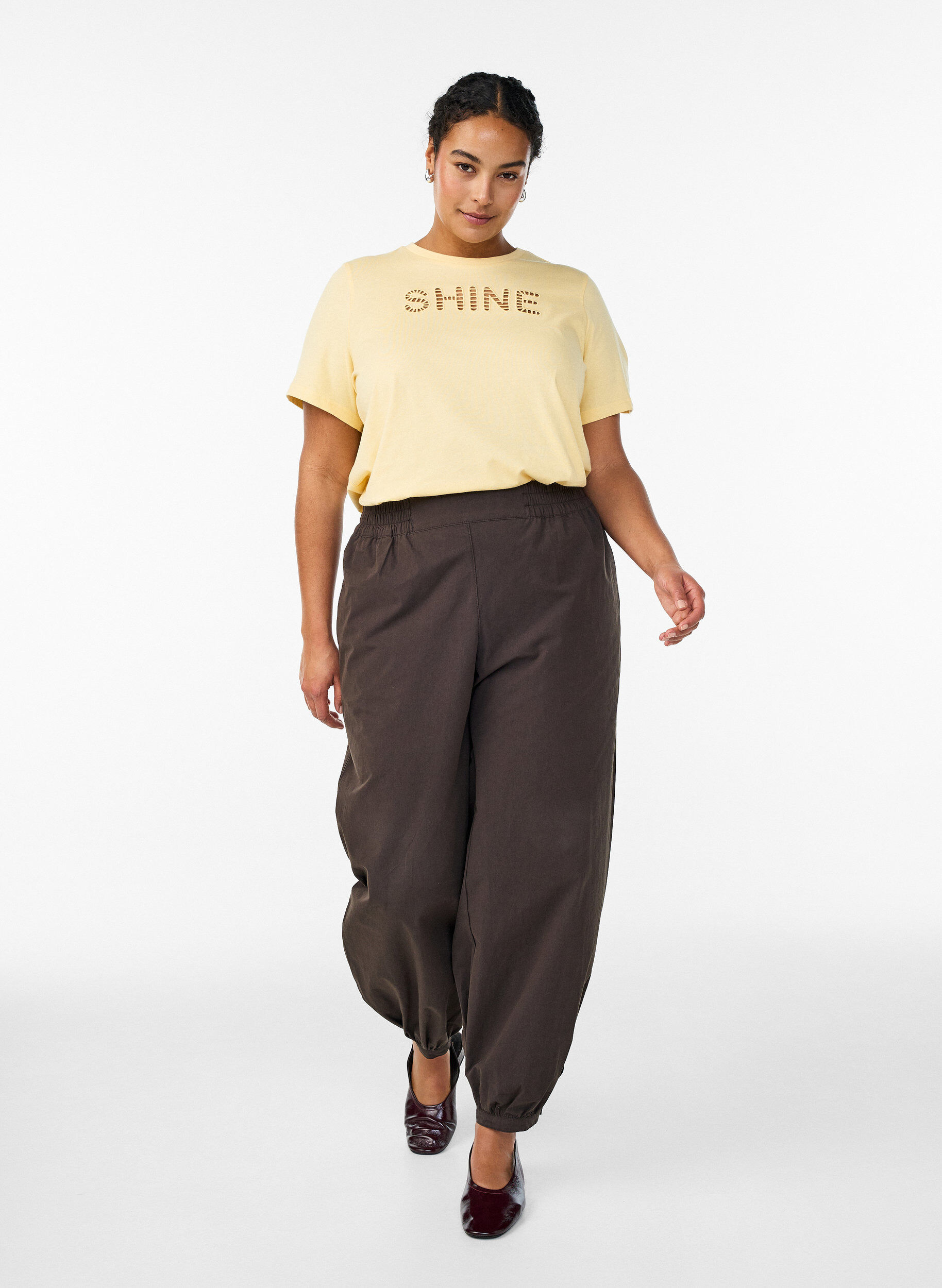 Zizzi T-shirt en coton avec texte brod&eacute;, Jaune clair, Model image number 1