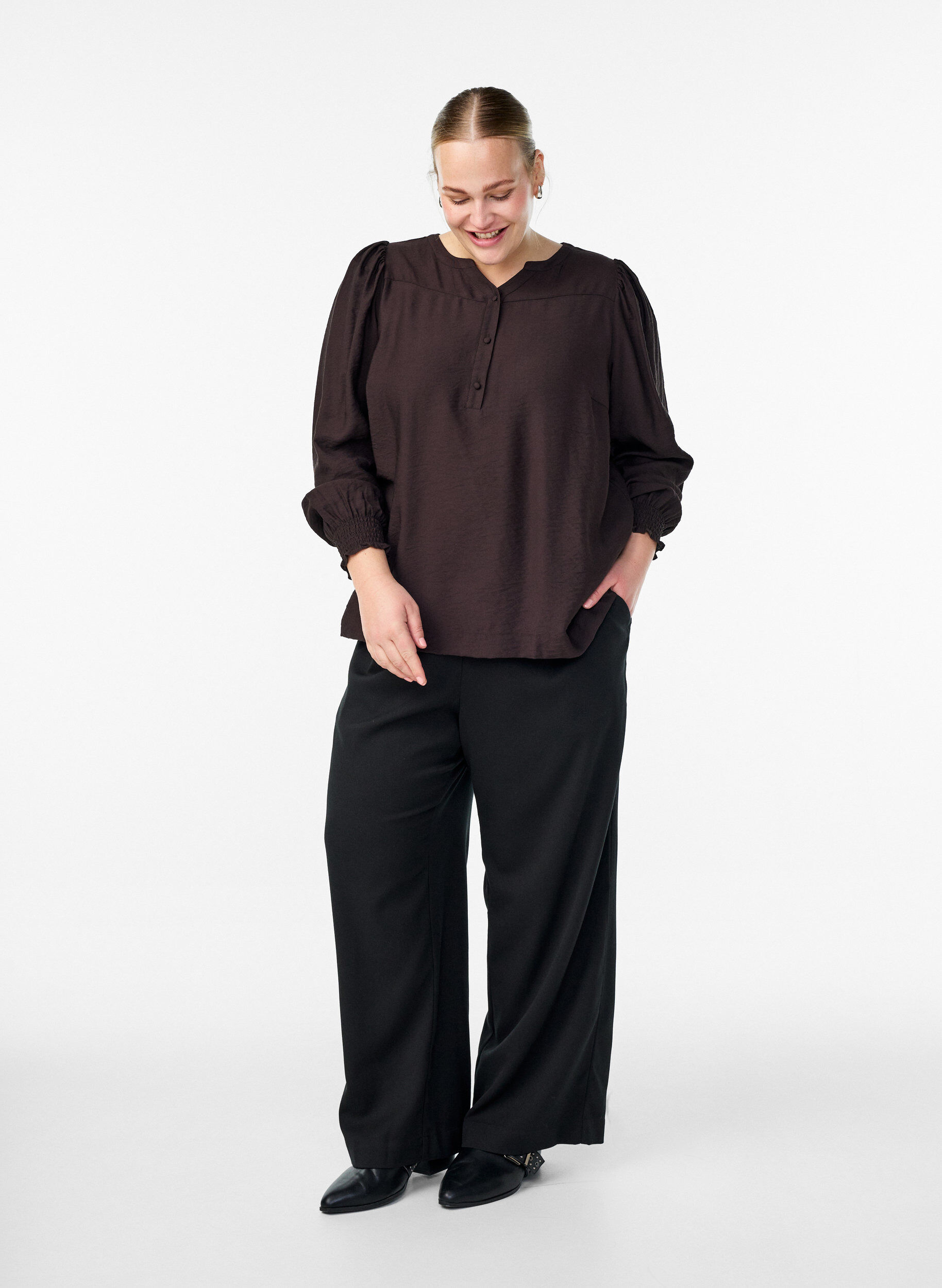Zizzi Blouse en viscose avec smock et d&eacute;tails fronc&eacute;s, Marron, Model image number 1