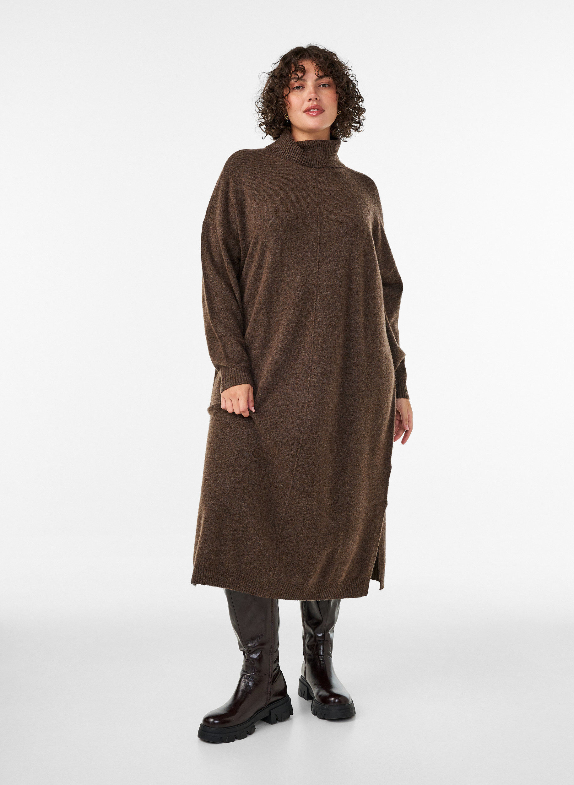 Robe pull avec col roul&eacute; et fentes, Marron, Model