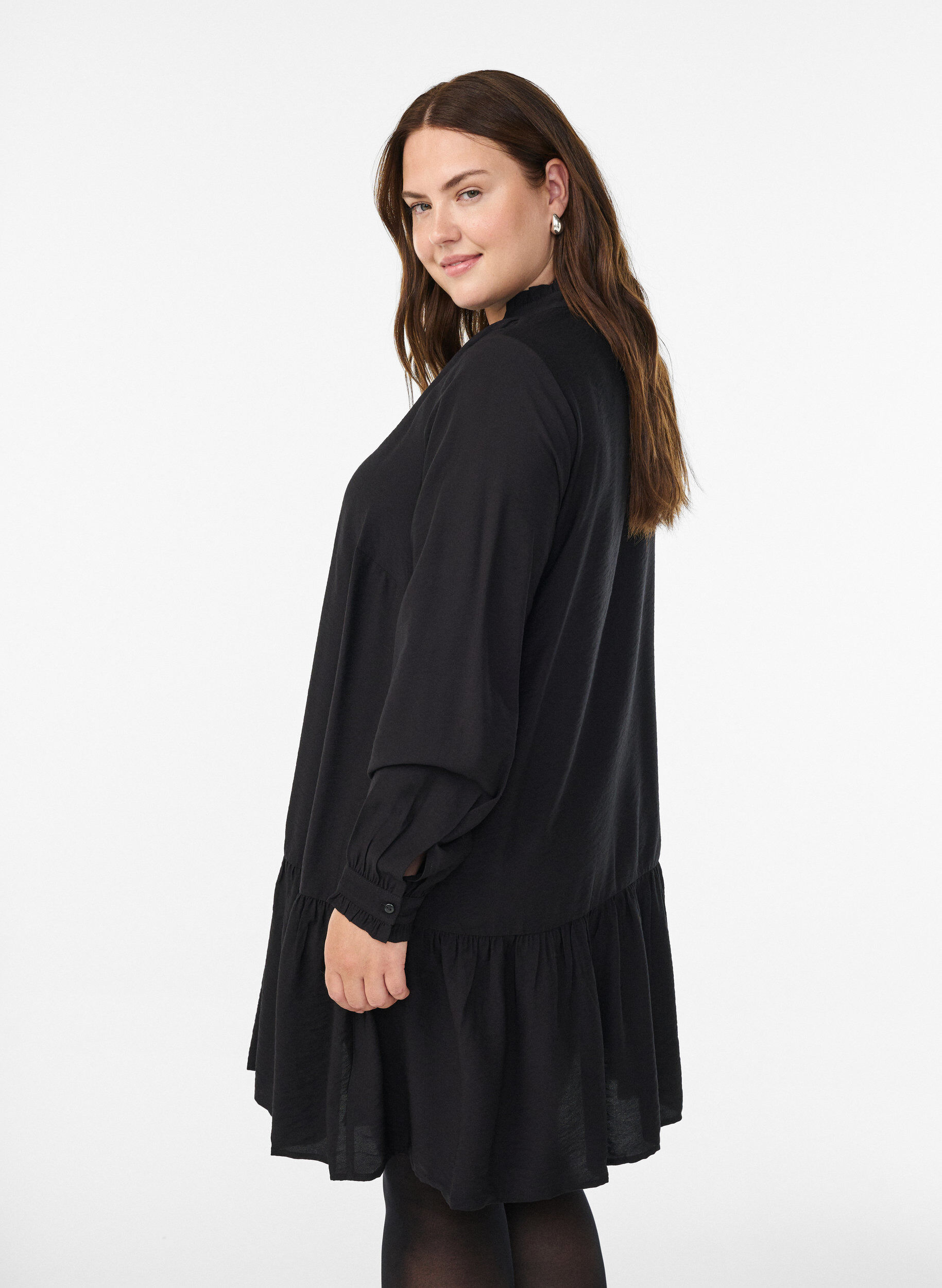 Zizzi Robe courte coupe &eacute;vas&eacute;e avec volants, Noir, Model image number 2