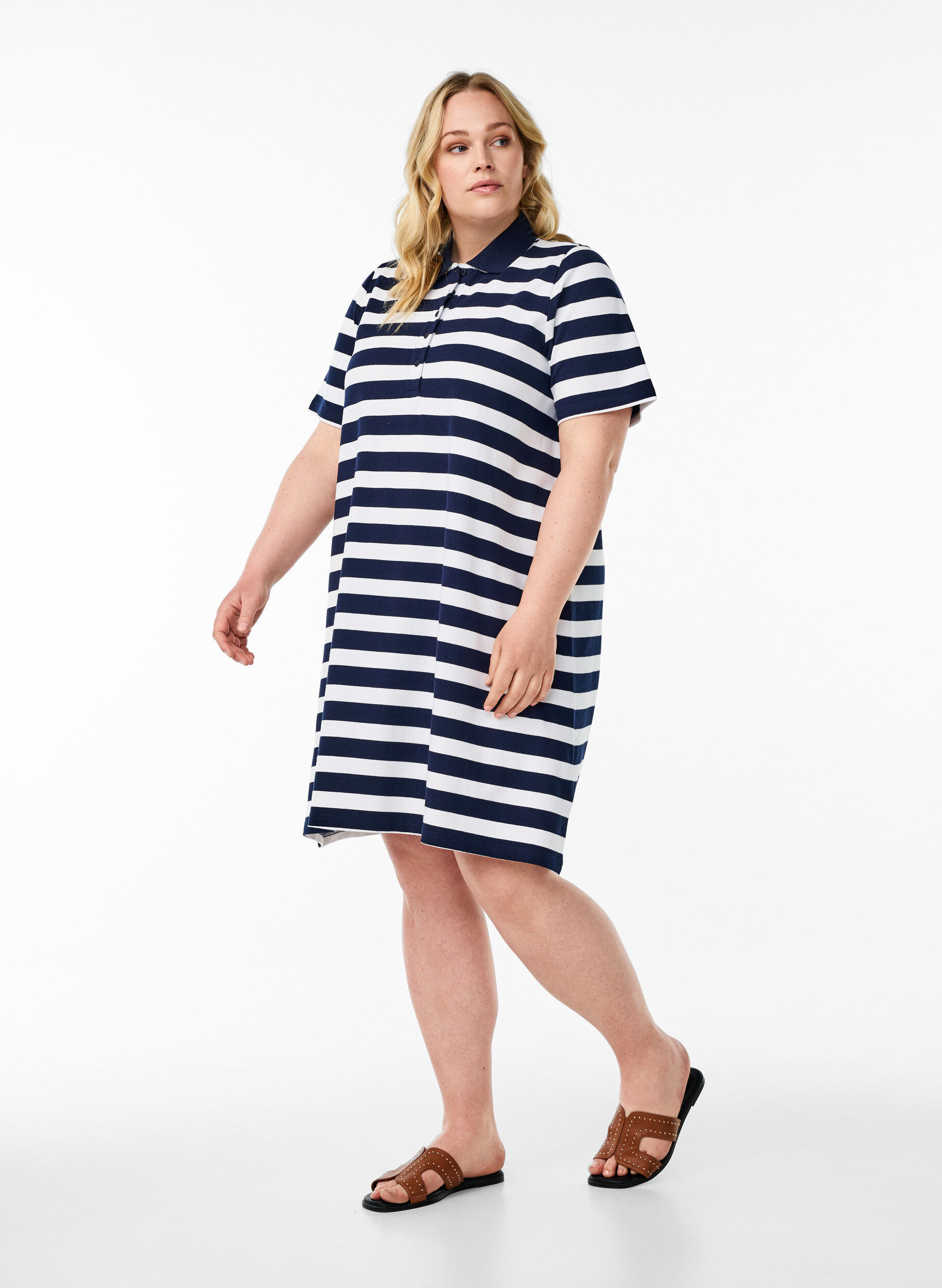 Zizzi Robe polo courte en trap&egrave;ze, Bleu, Model image number 1