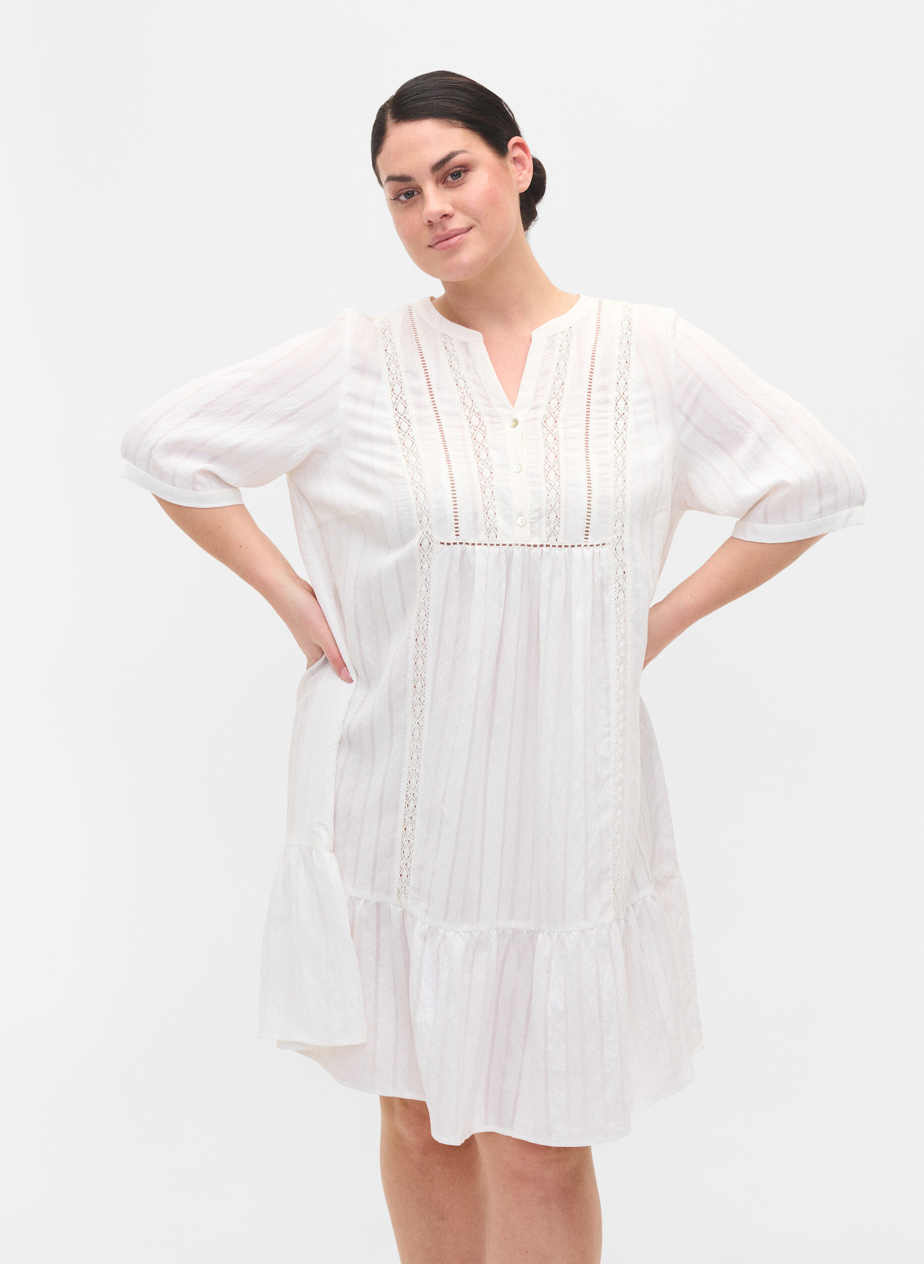 Zizzi Robe en viscose ray&eacute;e avec ruban en dentelle, Bright White, Model image number 0