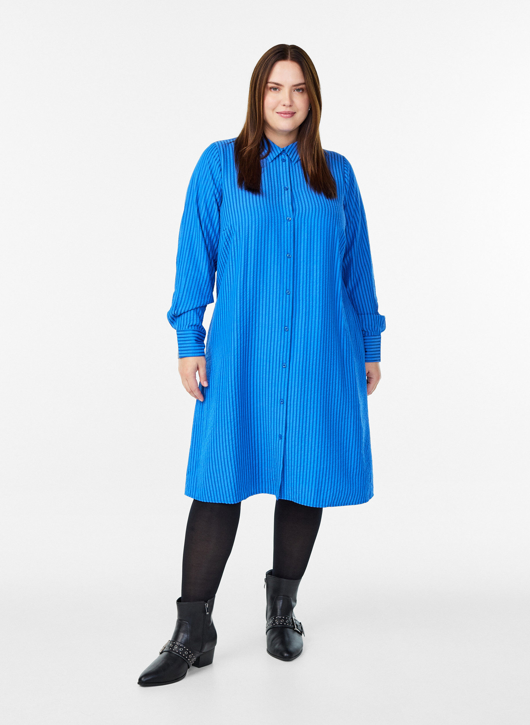 Zizzi Chemise longue &agrave; rayures avec d&eacute;tail bouton au dos, Bleu, Model image number 1