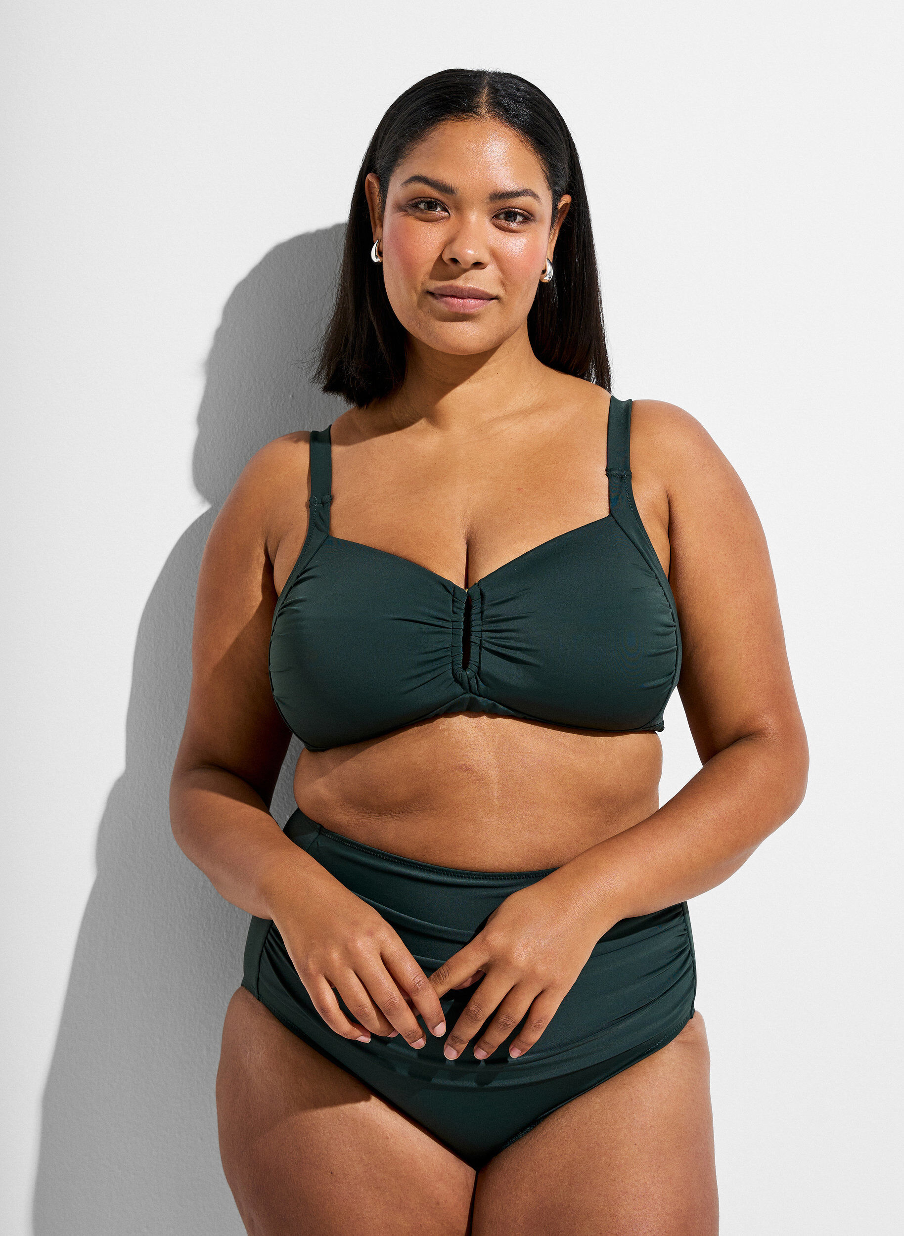 Zizzi Haut de bikini rembourr&eacute; avec d&eacute;tail anneau, Vert fonc&eacute;, Model image number 1