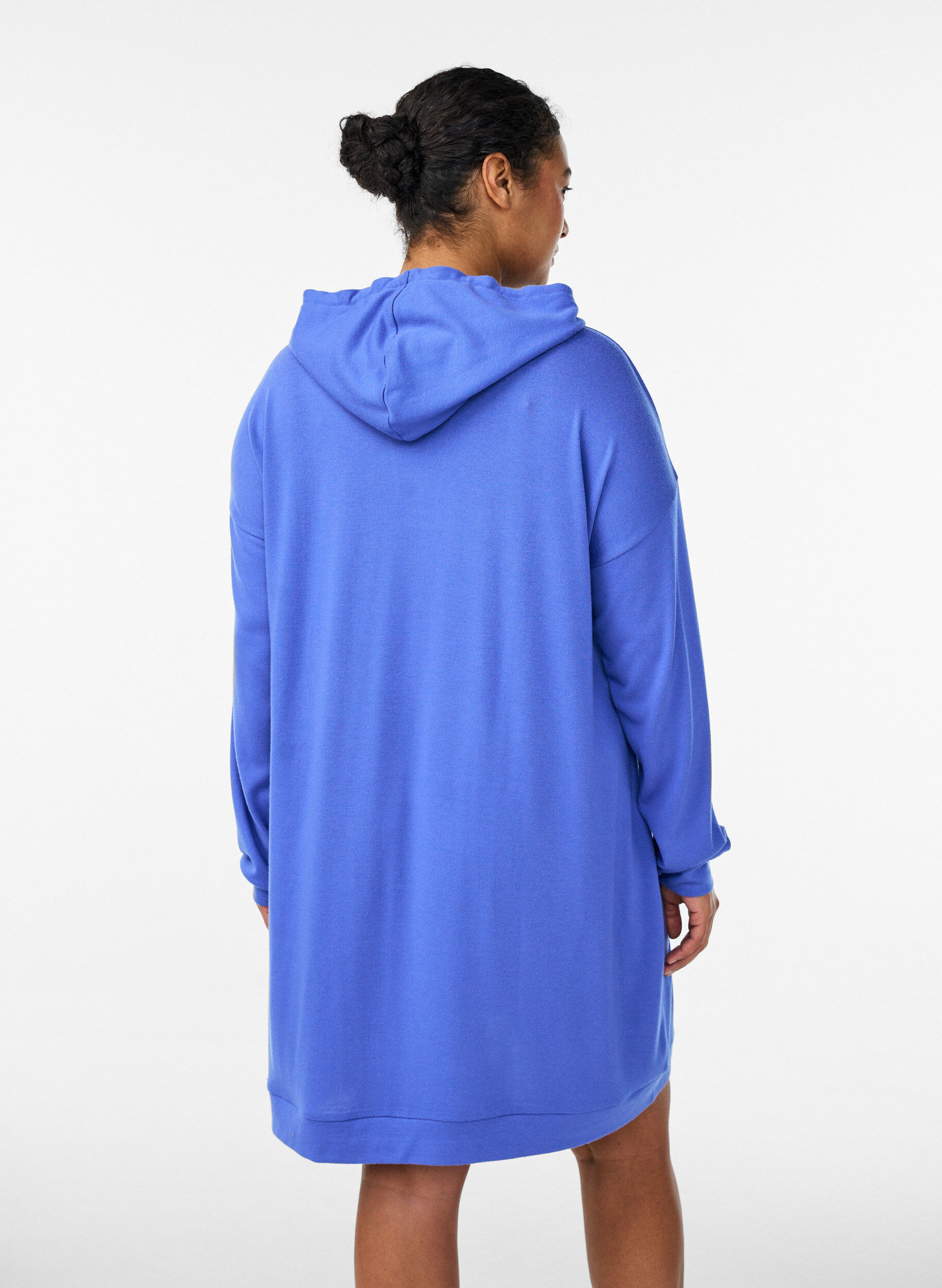 Zizzi Robe sweat &agrave; capuche courte avec poche kangourou, Bleu, Model image number 2