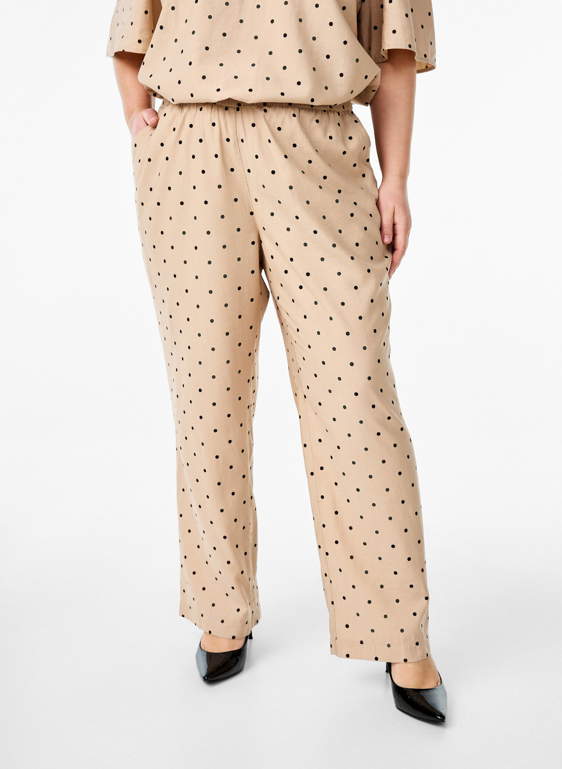 Zizzi Pantalon &agrave; pois et &agrave; jambes droites, Beige, Model image number 2