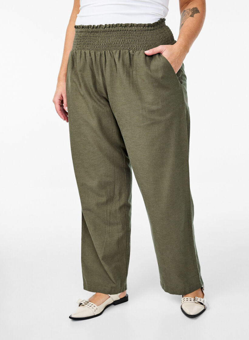 Pantalon smock&eacute; avec lin, Vert fonc&eacute;, Model image number 2