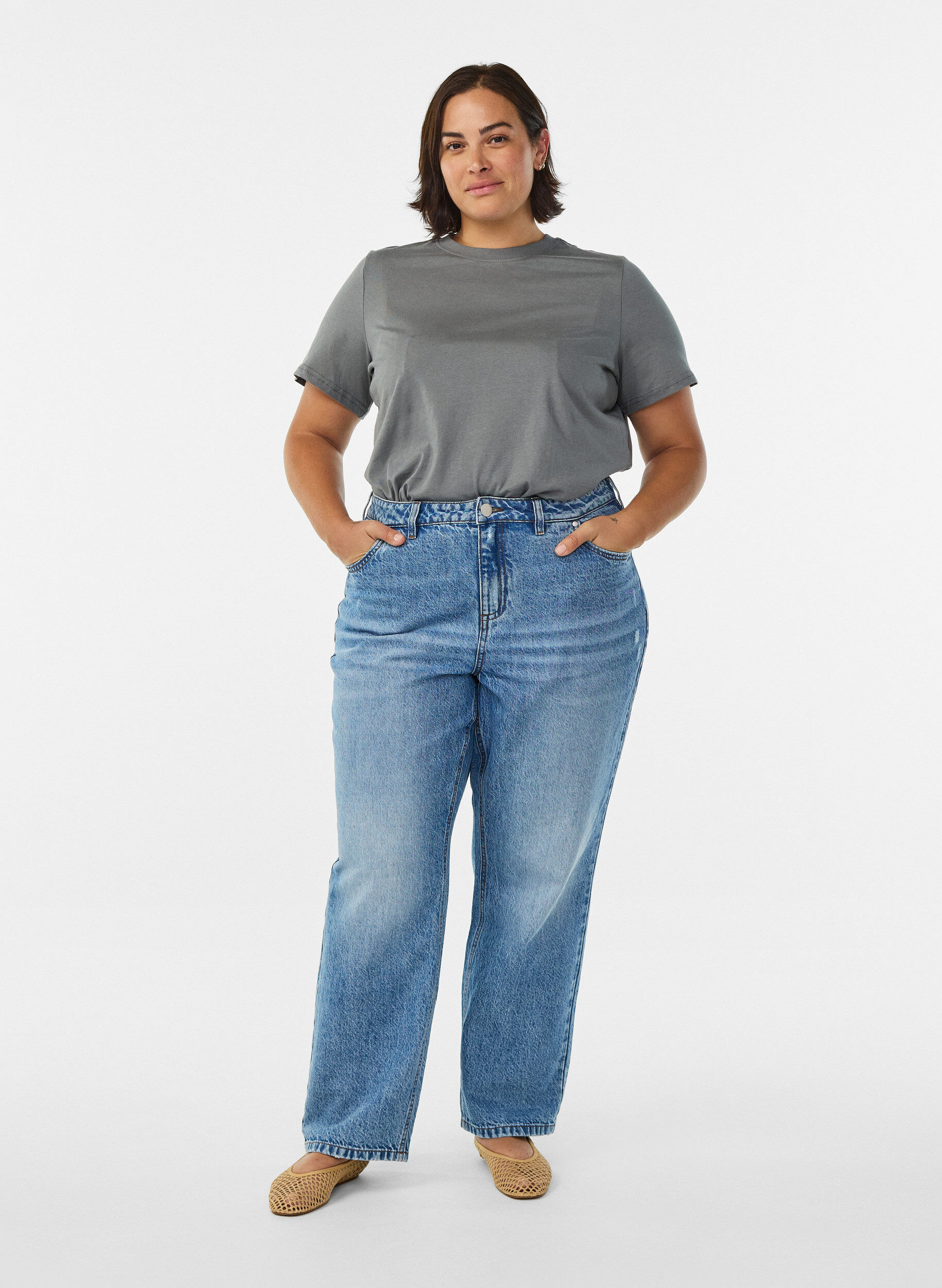 Zizzi T-shirt basique en coton &agrave; col rond, Gris, Model image number 1