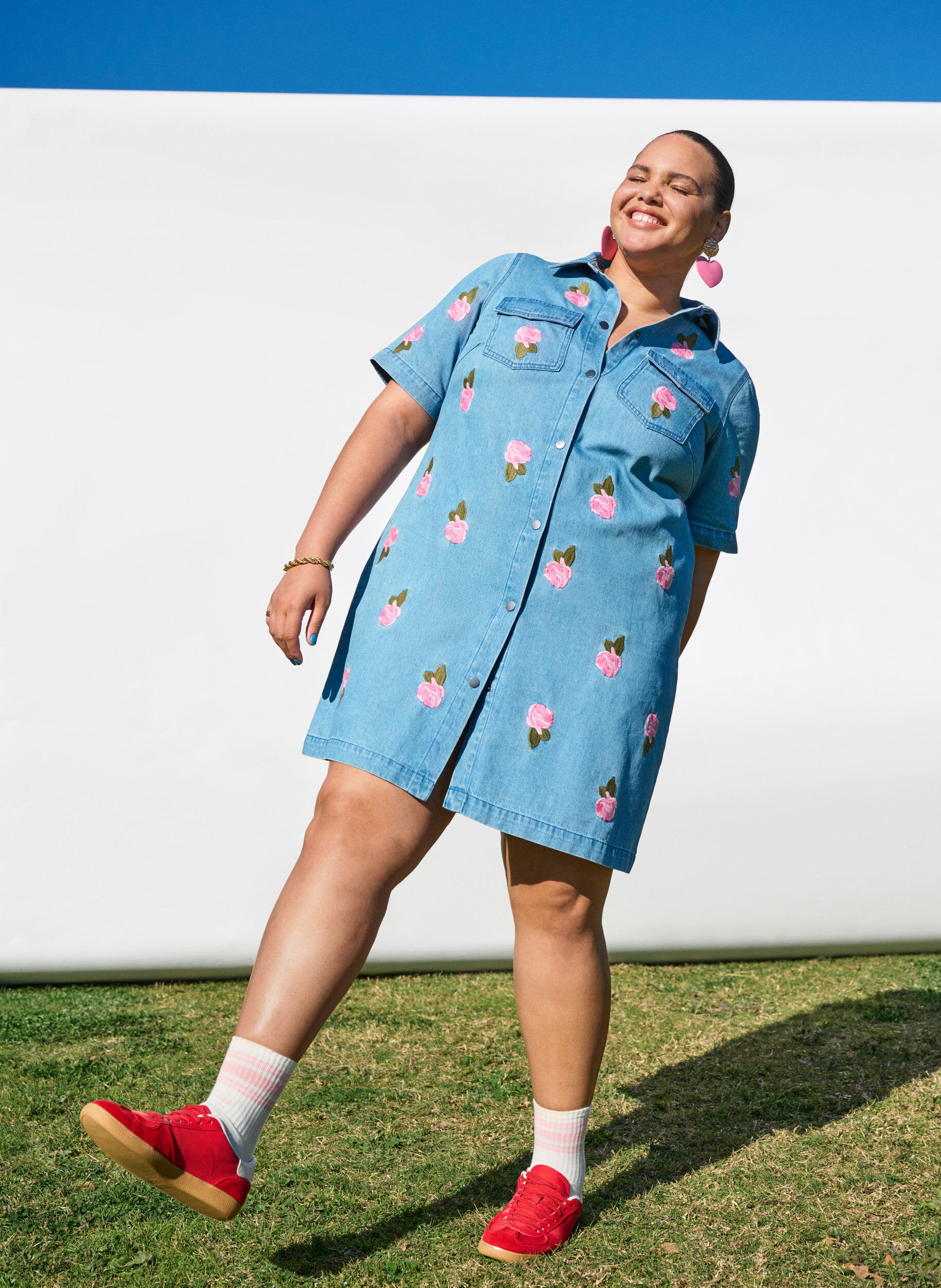 Zizzi Robe courte en denim avec broderies florales, Bleu Clair, Image image number 0