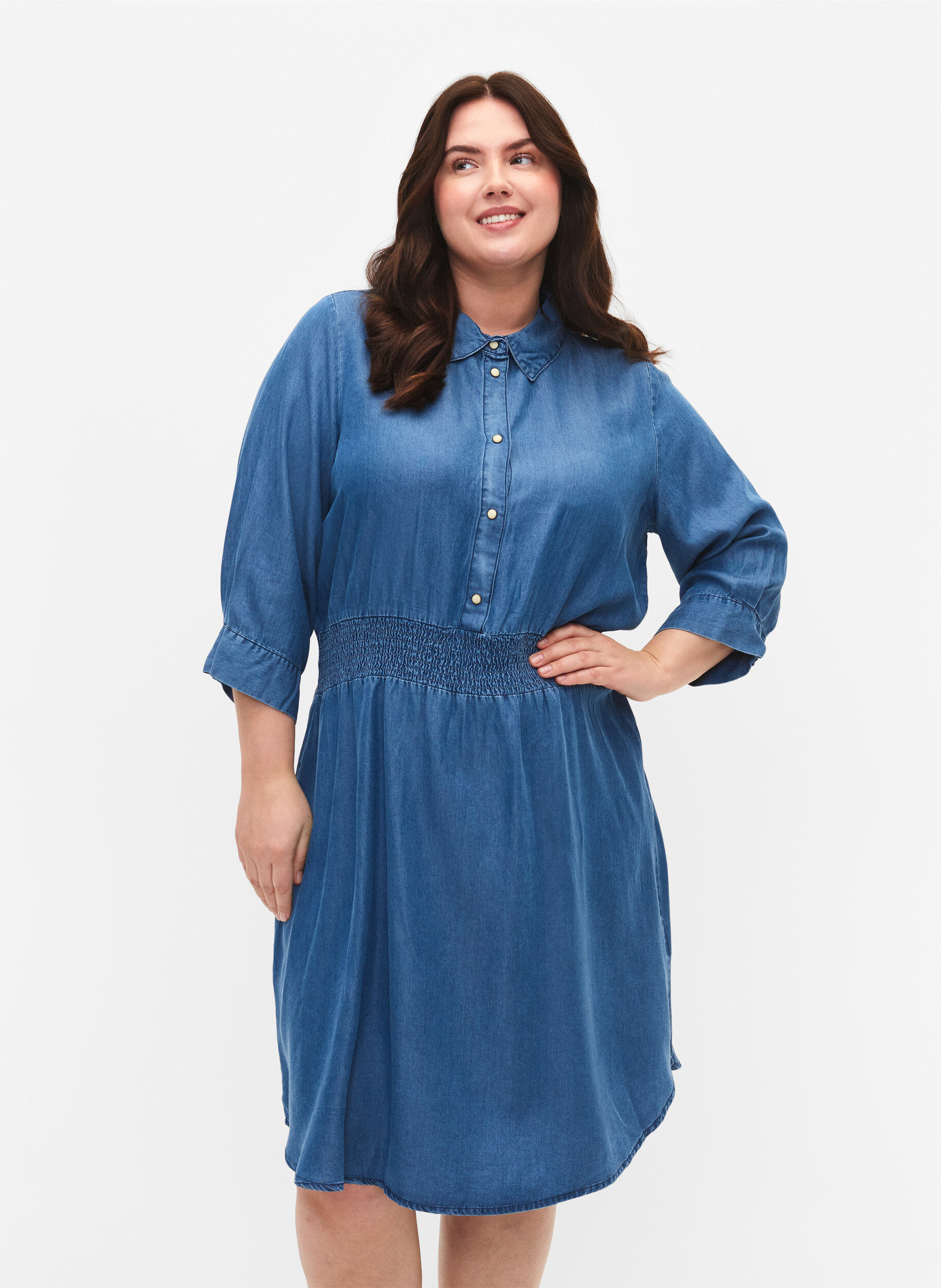 Zizzi Robe en denim souple avec manches 3/4 et smock, Blue denim, Model image number 0