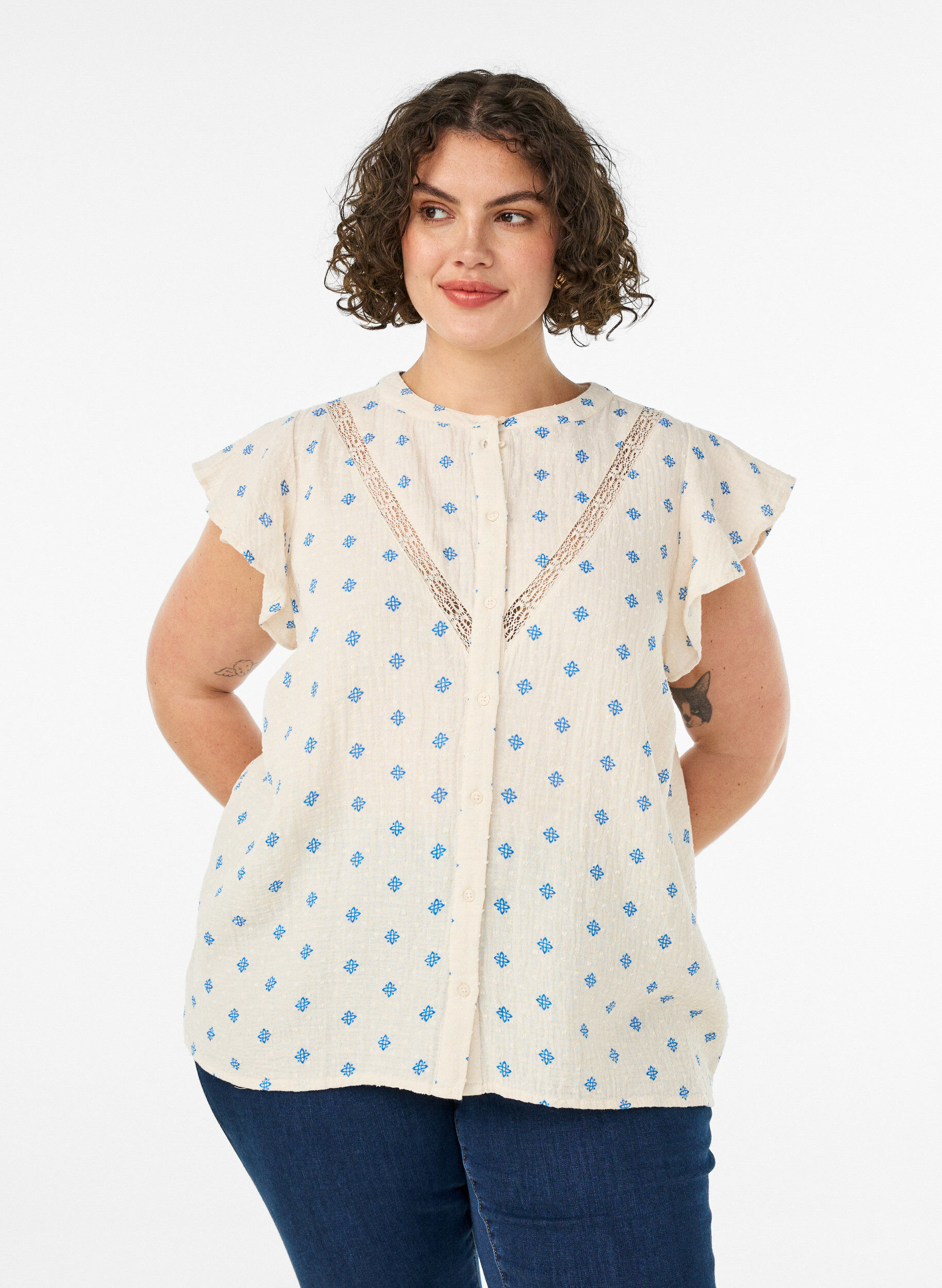 Blouse sans manches avec d&eacute;tails en crochet et volants, Beige, Model