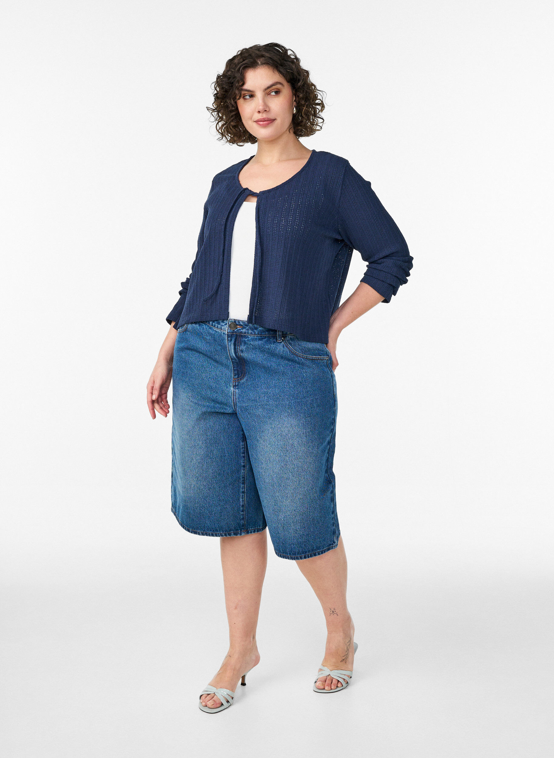 Zizzi Cardigan en jersey textur&eacute; &agrave; nouer sur le devant, Bleu, Model image number 1