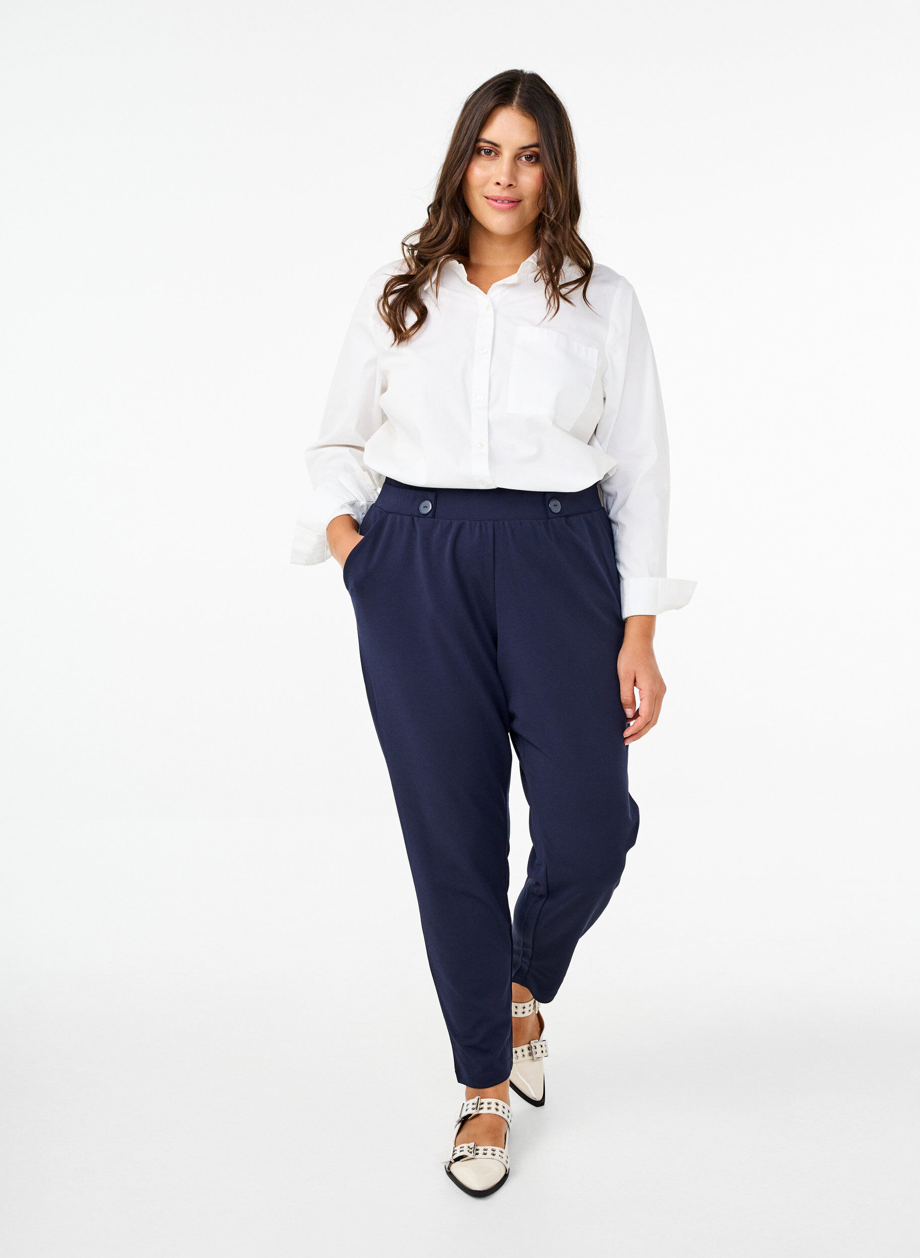 Pantalon avec poches et boutons fantaisie, Bleu, Model
