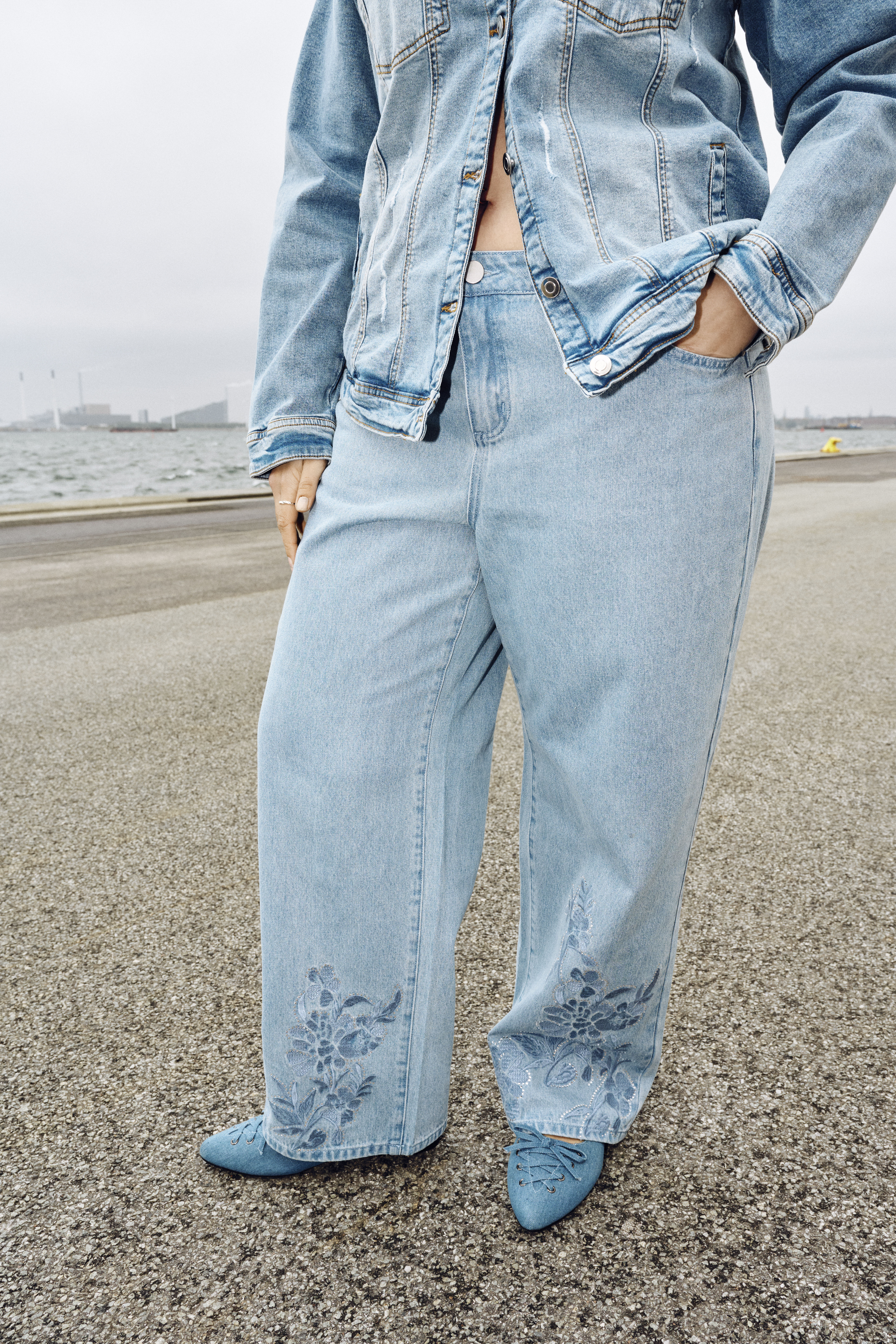 Zizzi Jeans &agrave; coupe large et d&eacute;tails floraux, , Model