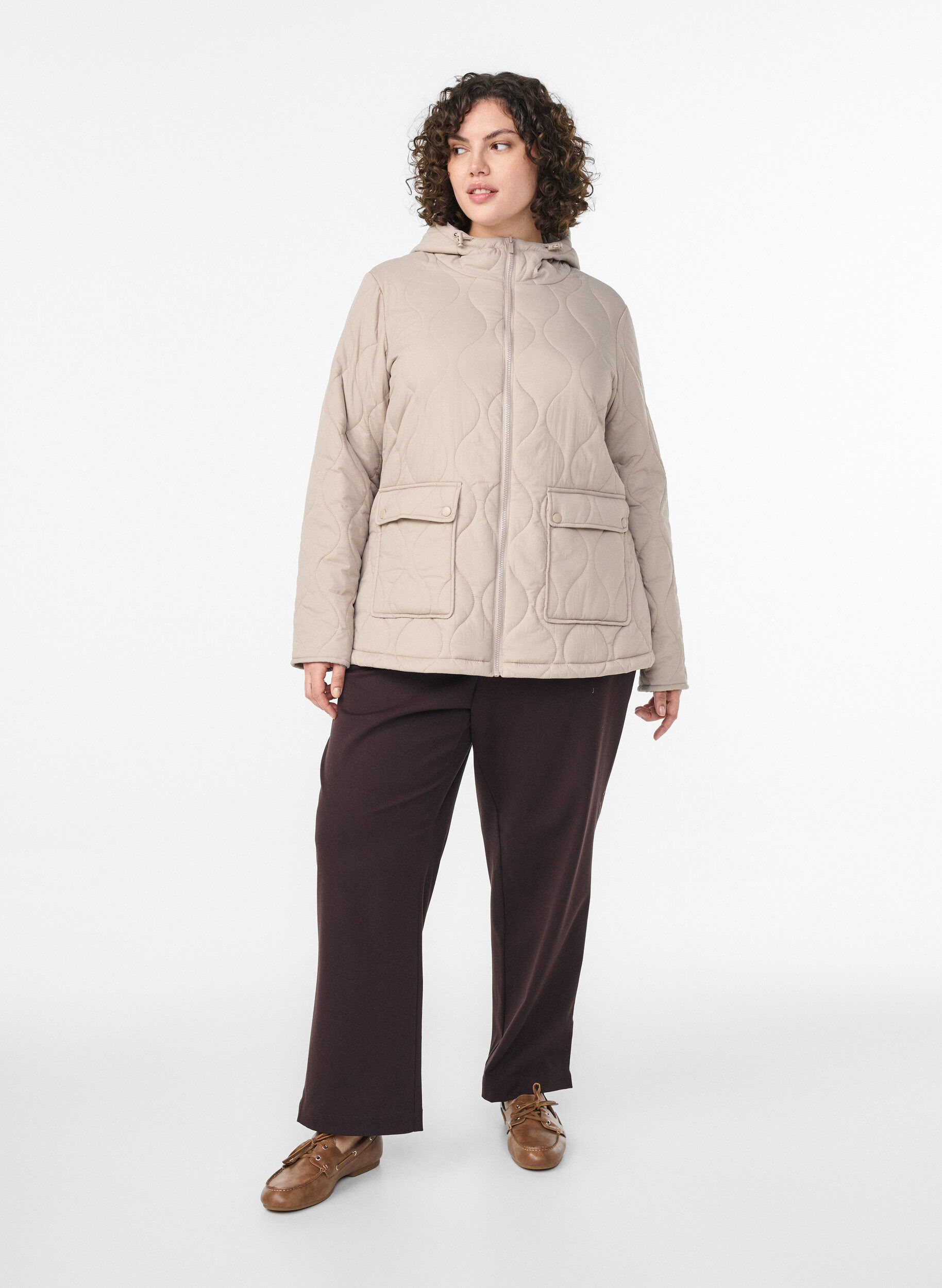 Zizzi Veste matelass&eacute;e avec capuche et poches, Beige, Model image number 1