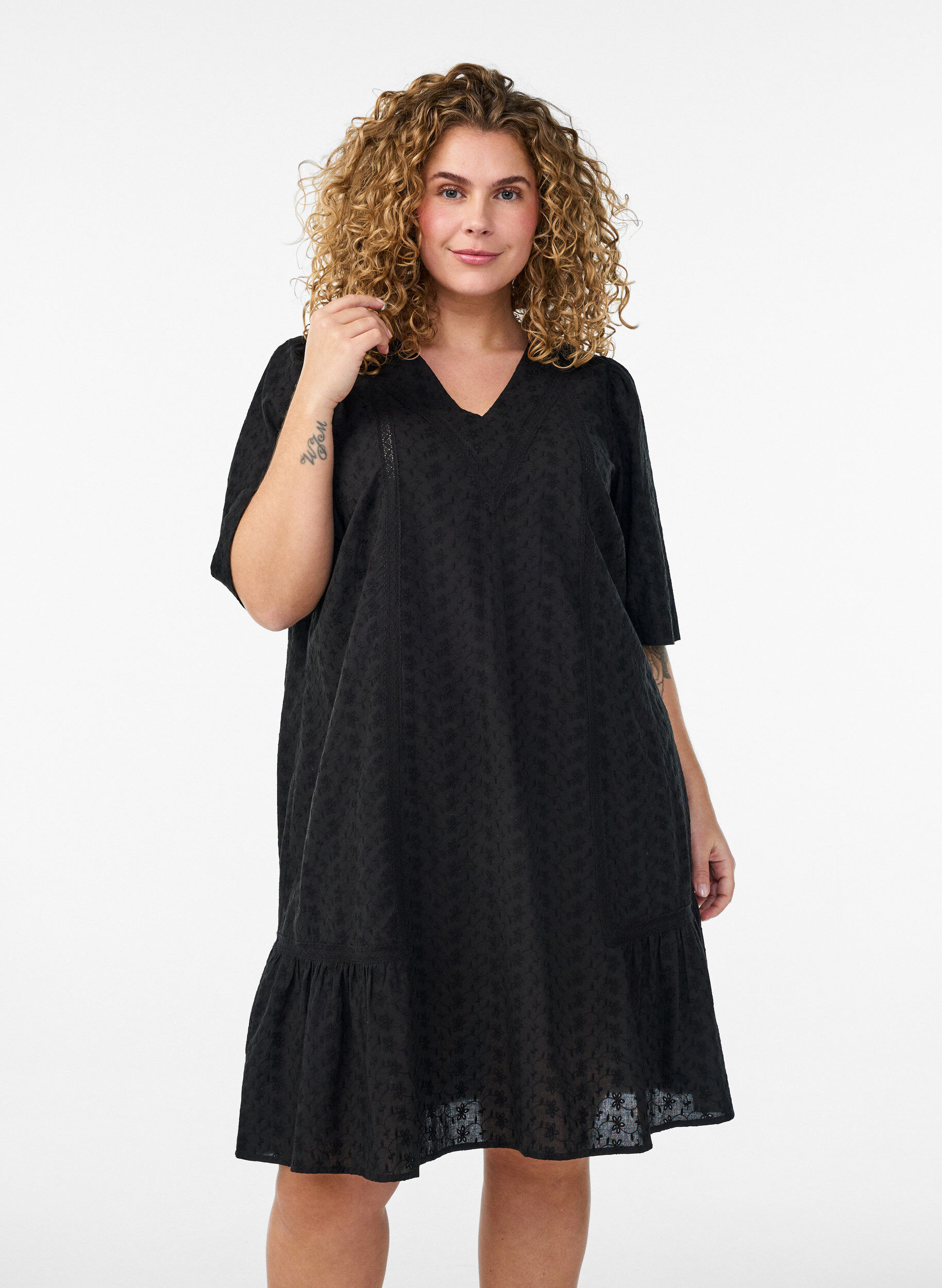 Zizzi Robe mi-longue en coton avec broderie et col en V, Noir, Model image number 0
