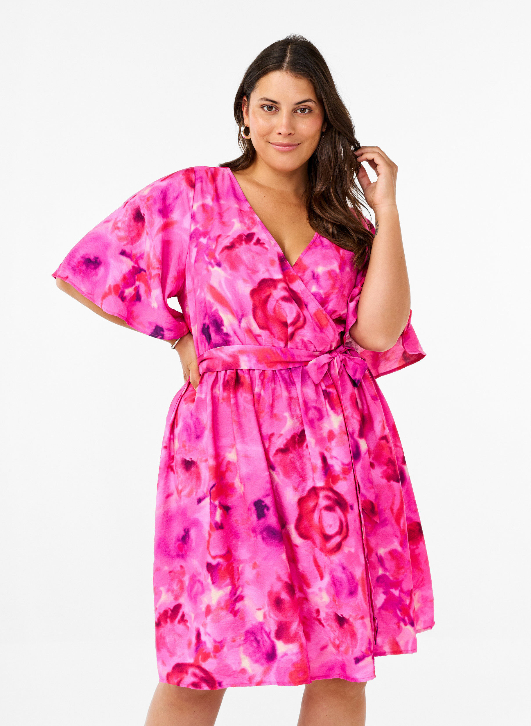 Zizzi Robe portefeuille mi-longue &agrave; imprim&eacute; floral, Pink Rose AOP, Model image number 0