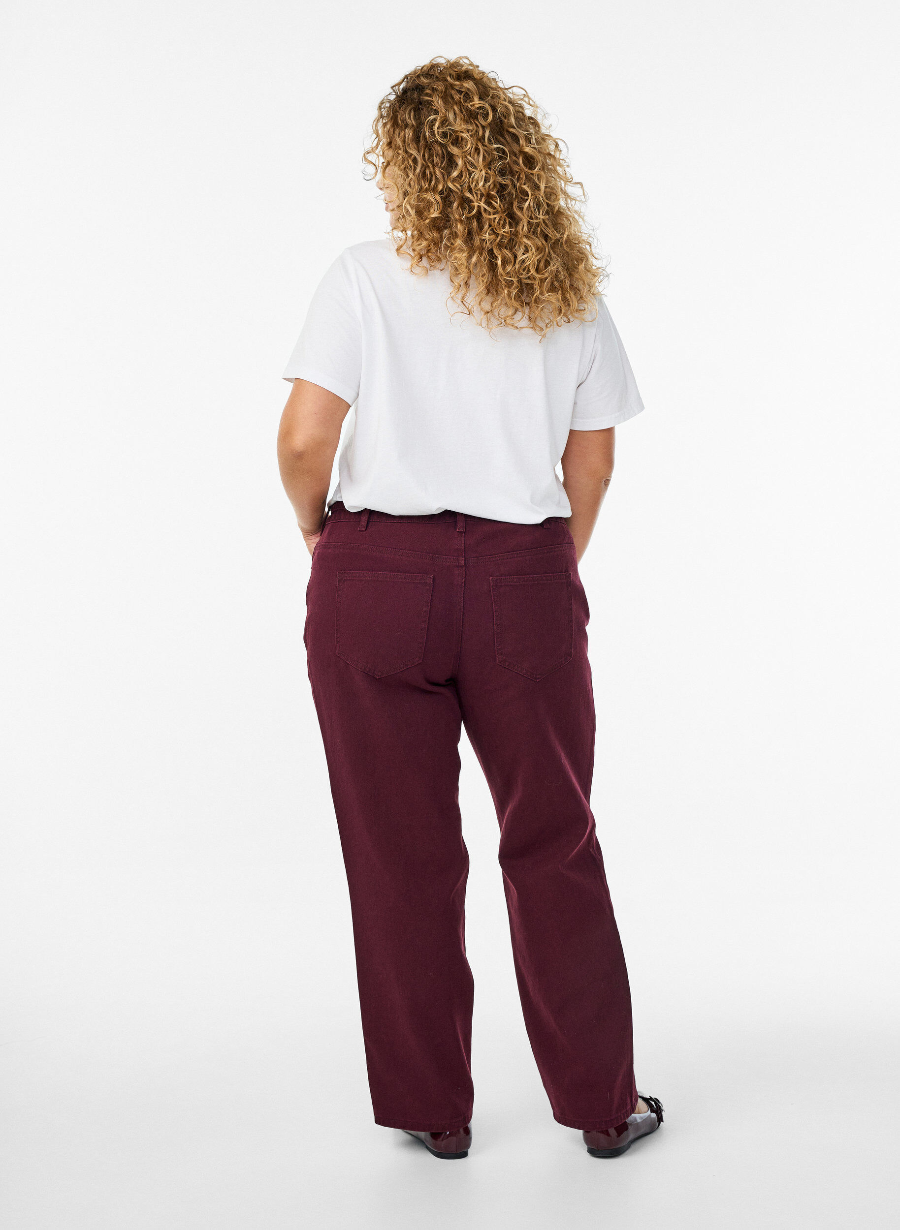 Zizzi Jean taille haute de couleur avec ceinture &agrave; nouer, Bordeaux, Model image number 1