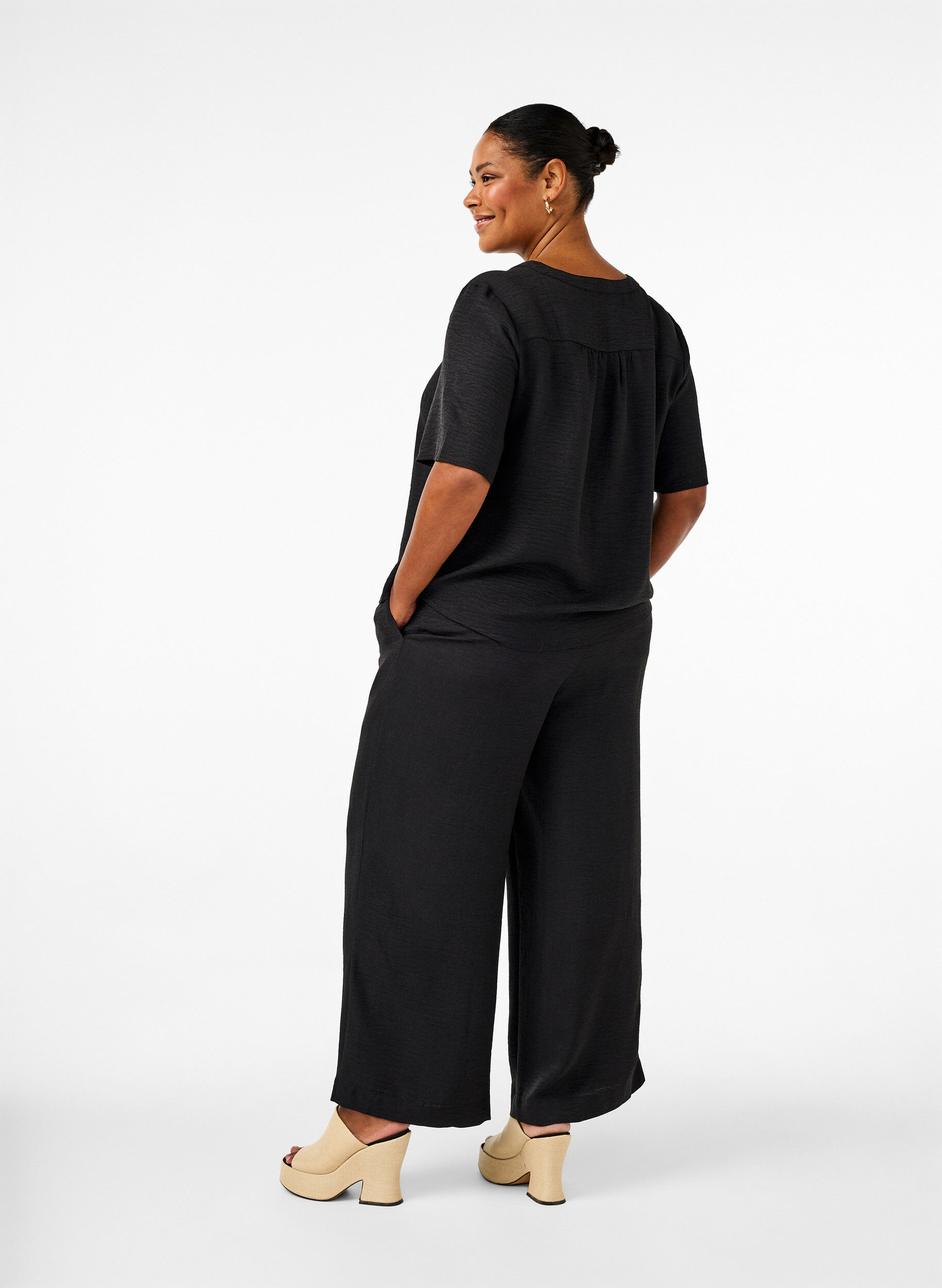 Zizzi Pantalon ample avec ceinture &eacute;lastique et poches, Noir, Model image number 1
