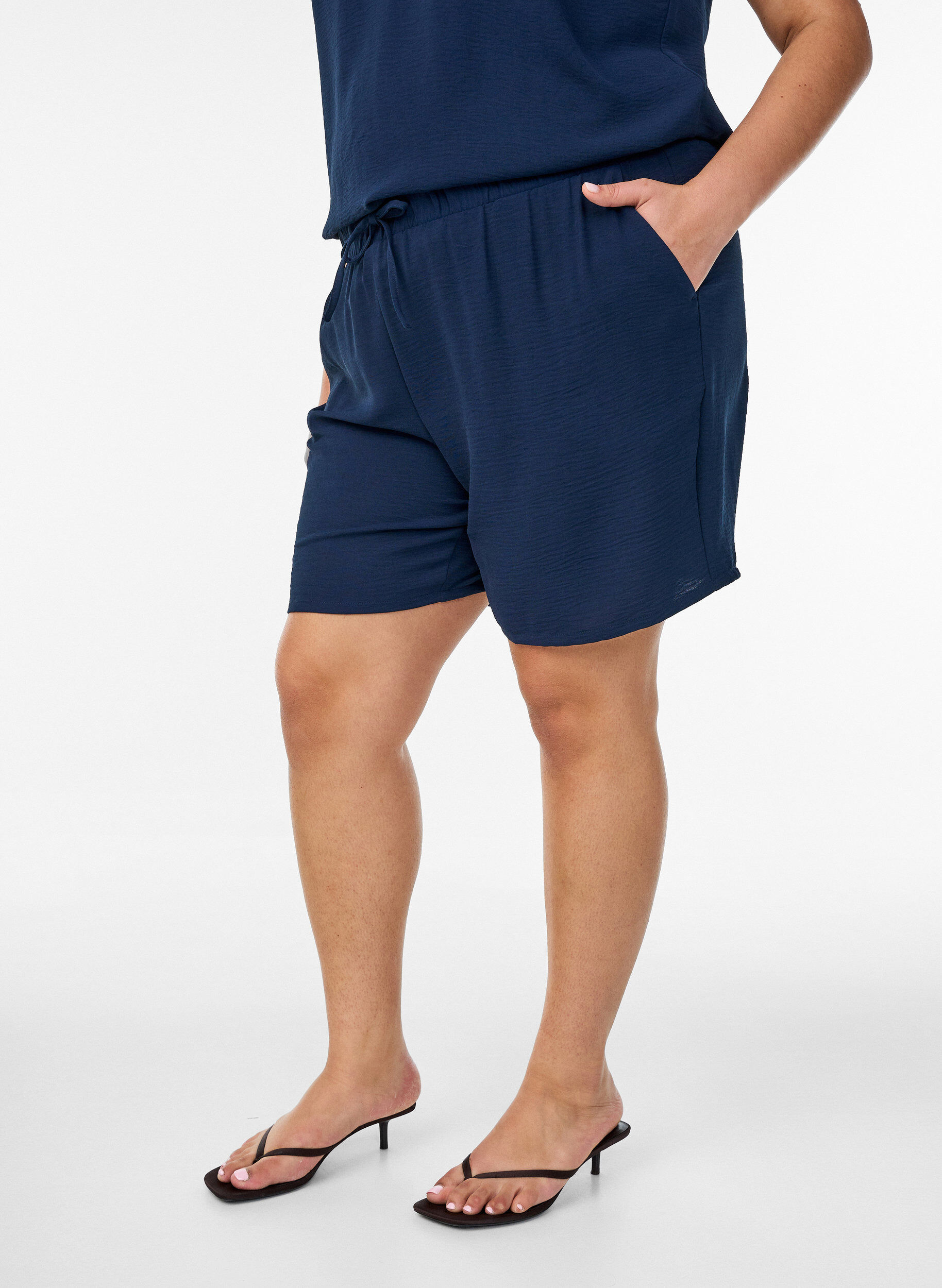 ZizziShort avec poches et ceinture &eacute;lastique, Bleu, Model image number 3
