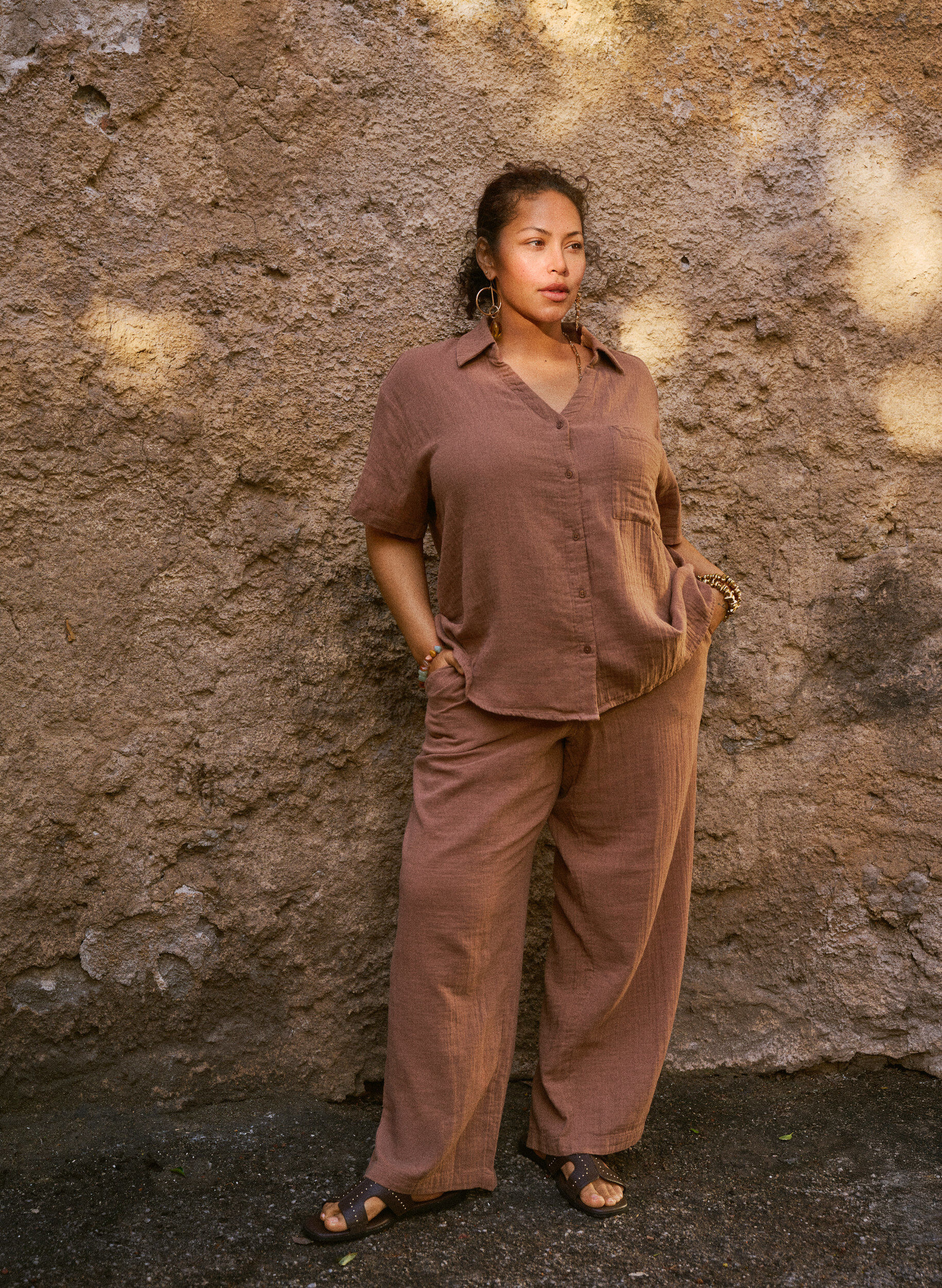 Zizzi Pantalon taille haute en mousseline de coton &agrave; coupe ample, Marron, Image image number 0