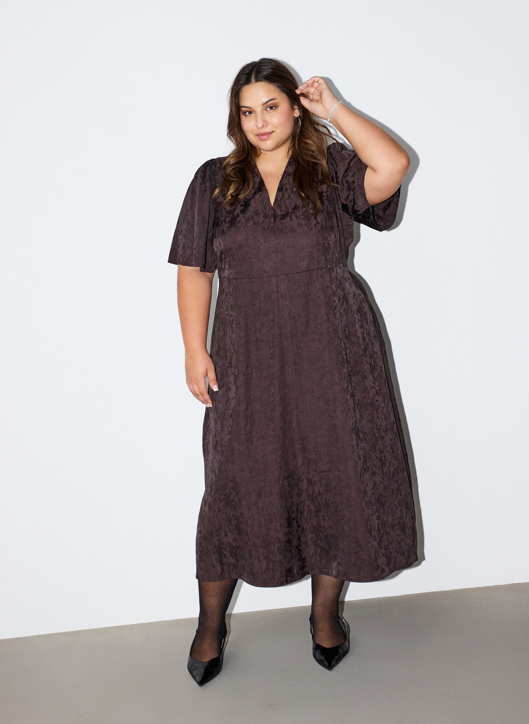 Robe midi en jacquard &agrave; motif cachemire et manches papillon, Marron, Model