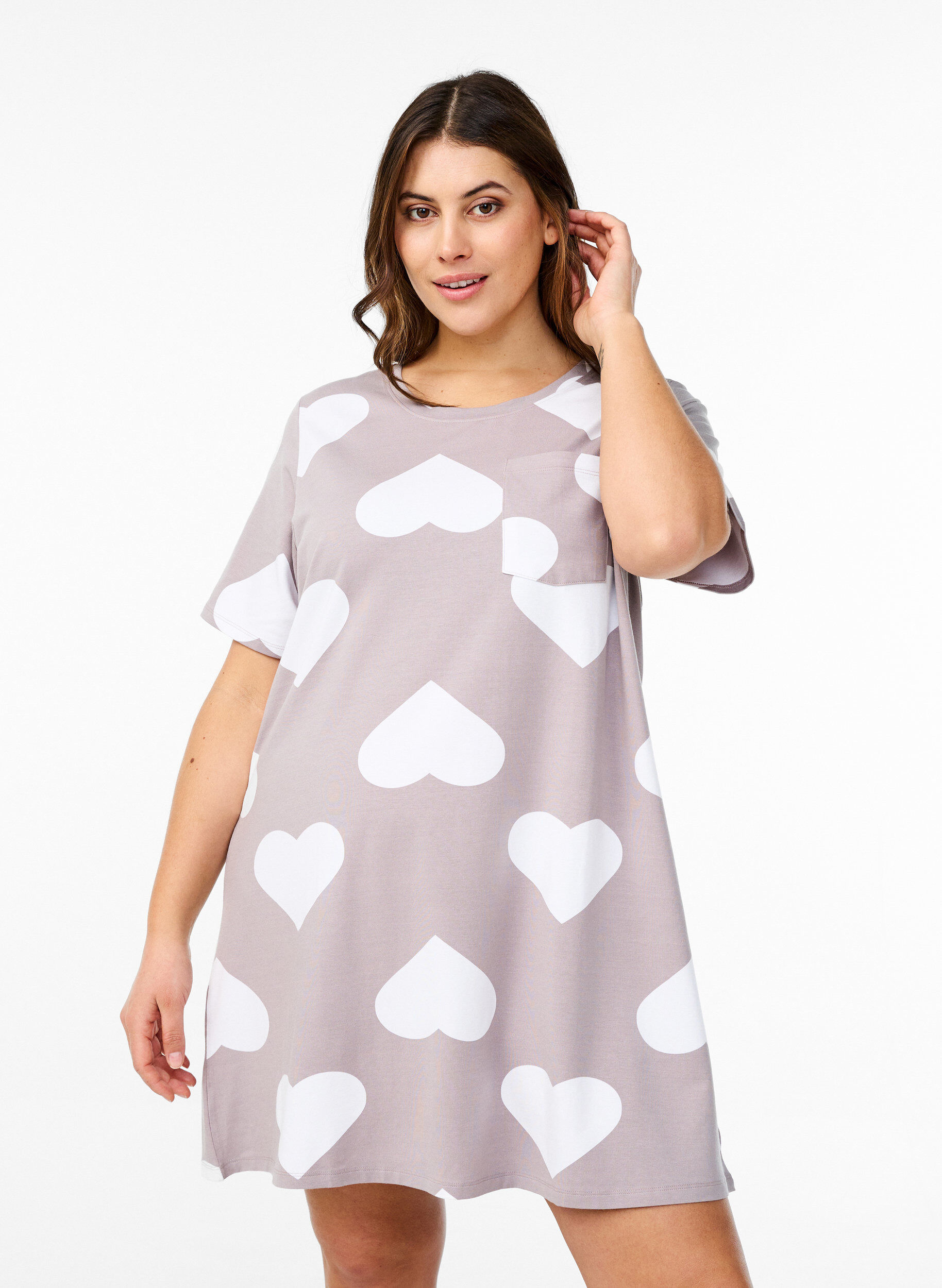 Zizzi Long tee-shirt de nuit en m&eacute;lange de modal et avec des coeurs, Gris, Model image number 0