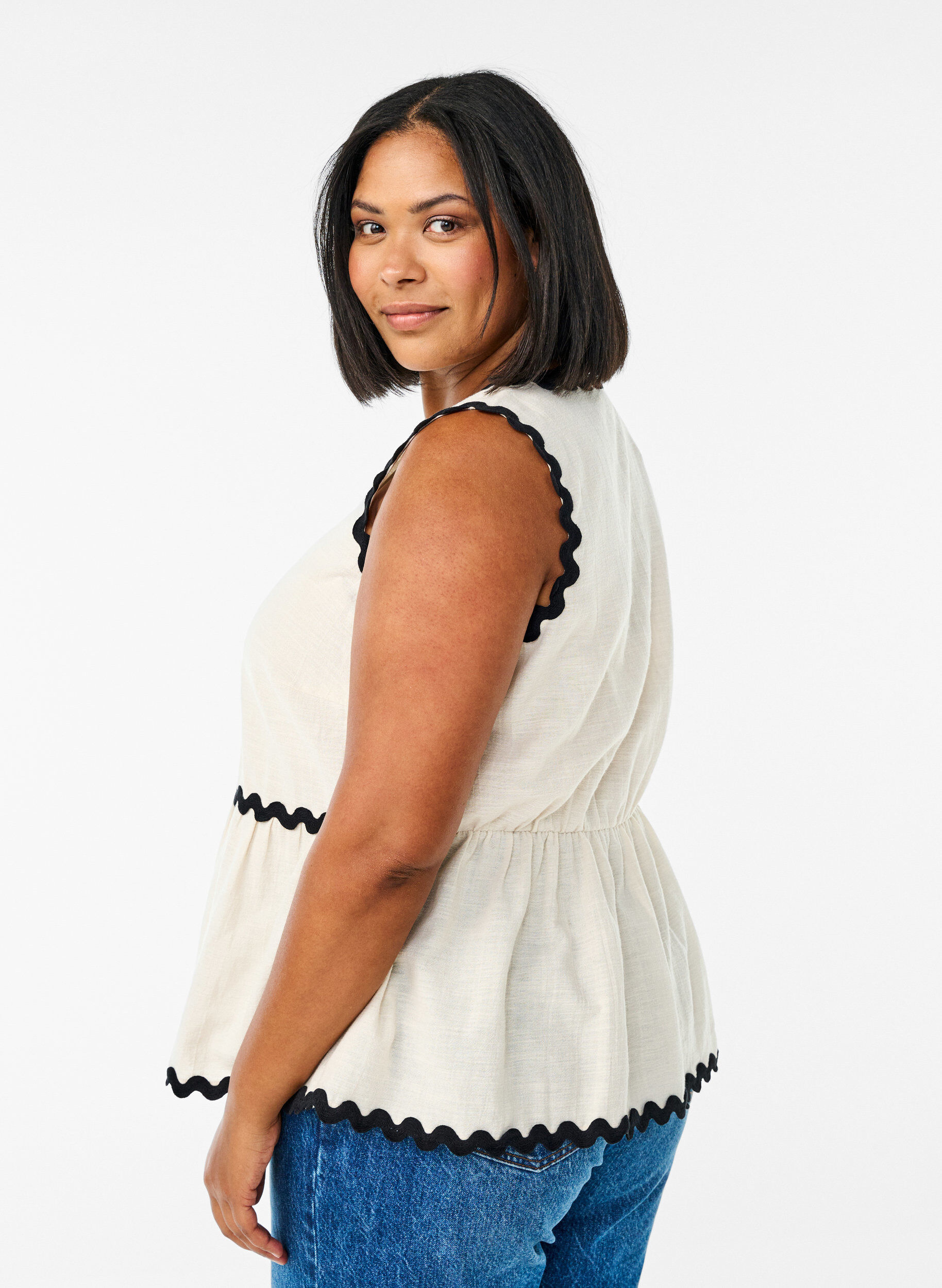 Zizzi Chemisier sans manches avec bords contrast&eacute;s et &eacute;chancr&eacute;s, Beige, Model image number 2