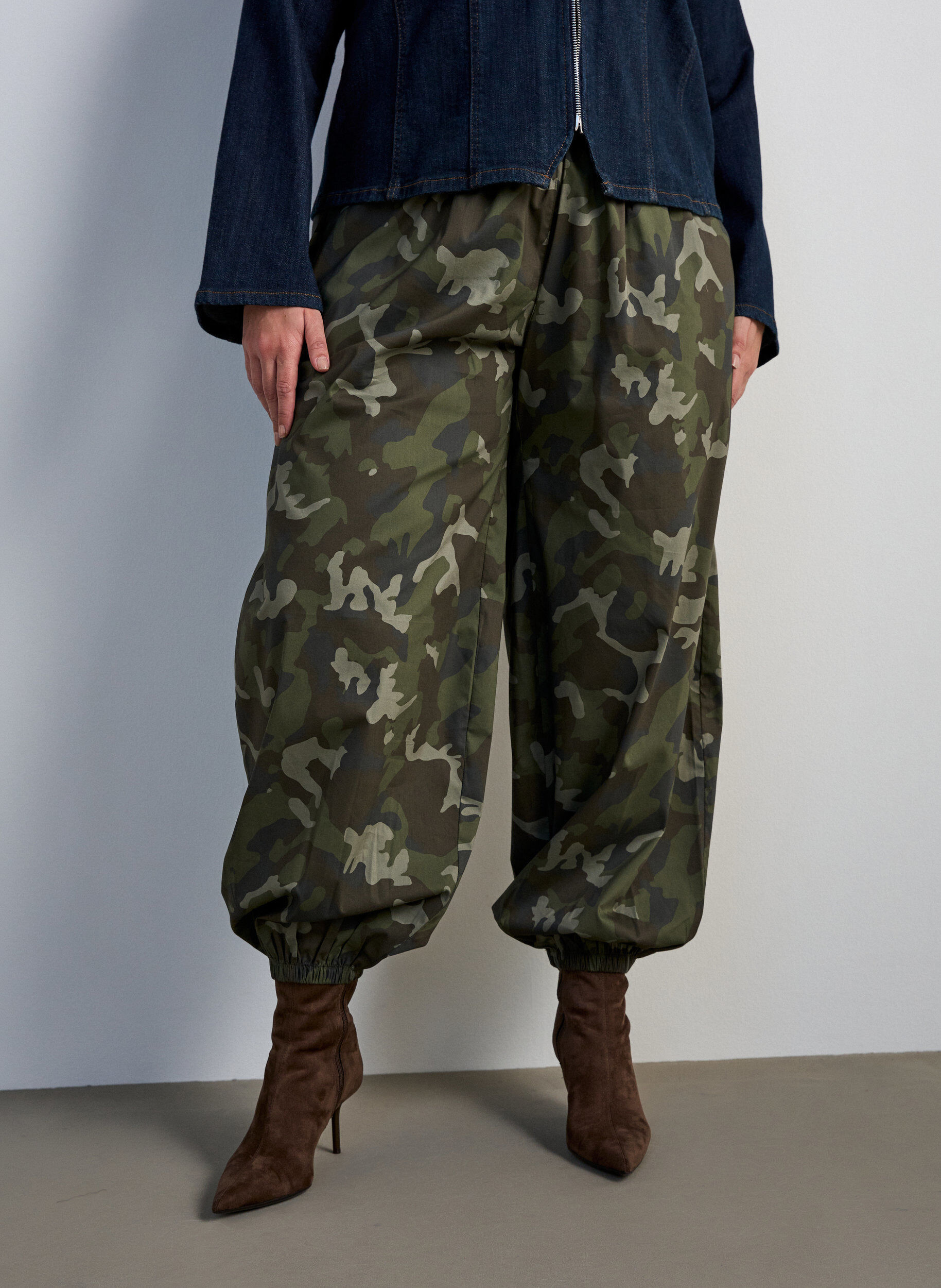 ZizziPantalon ballon &agrave; taille haute et imprim&eacute; int&eacute;gral, Vert Kaki, Model image number 2