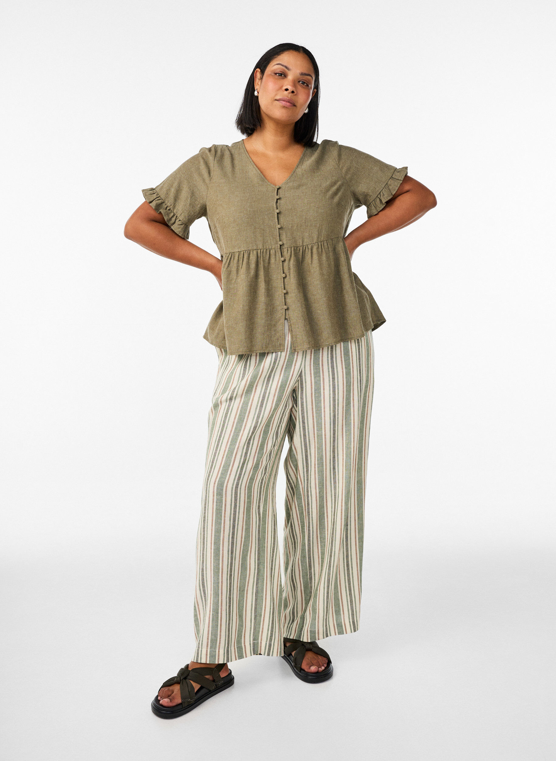 Zizzi Blouse en lin et viscose avec un col en V et une fermeture boutonn&eacute;e, Vert, Model image number 1