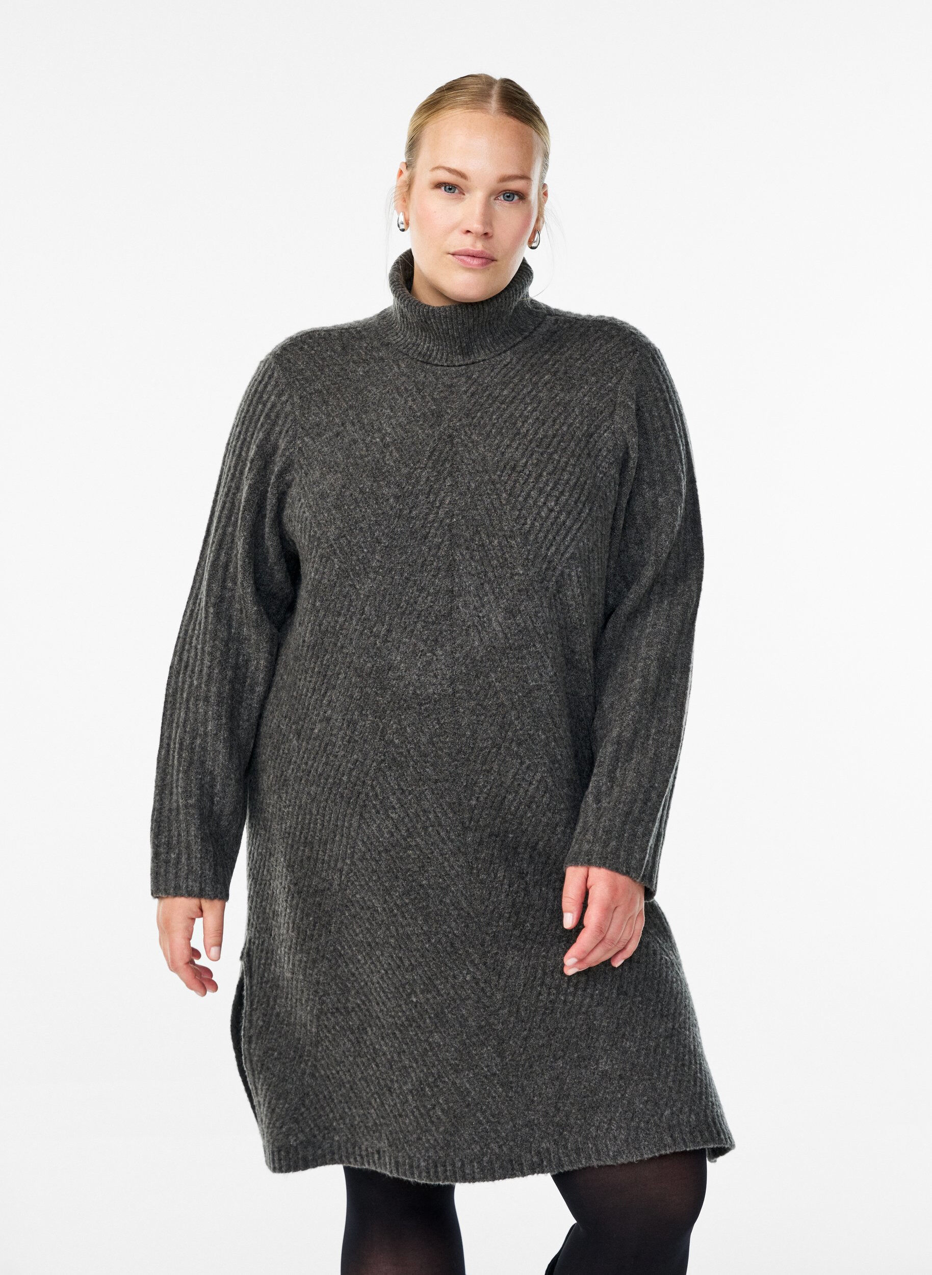 Robe courte en maille c&ocirc;tel&eacute;e avec un col roul&eacute;, Gris anthracite, Model
