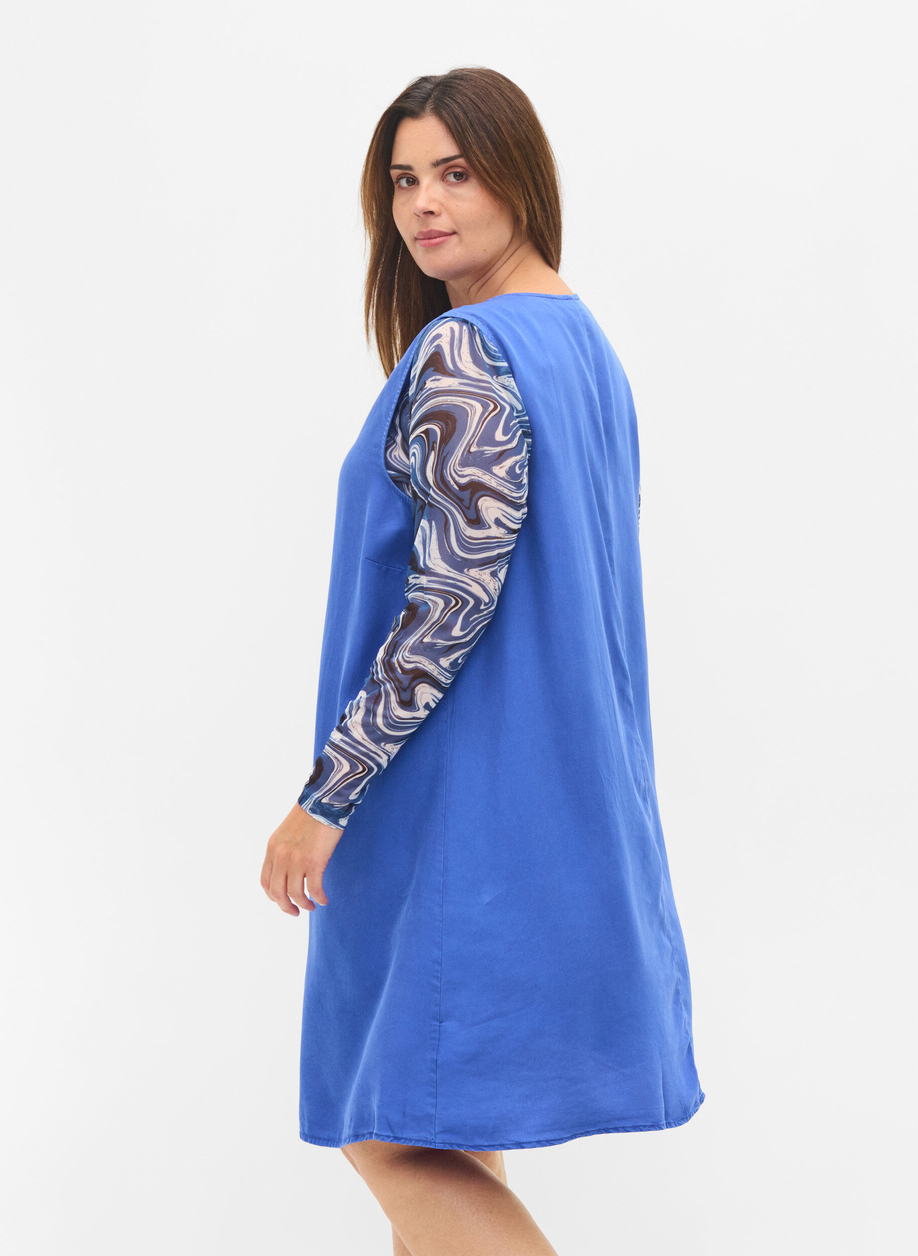 Zizzi Robe de type Spencer avec d&eacute;collet&eacute; en V, Dazzling Blue, Model image number 1