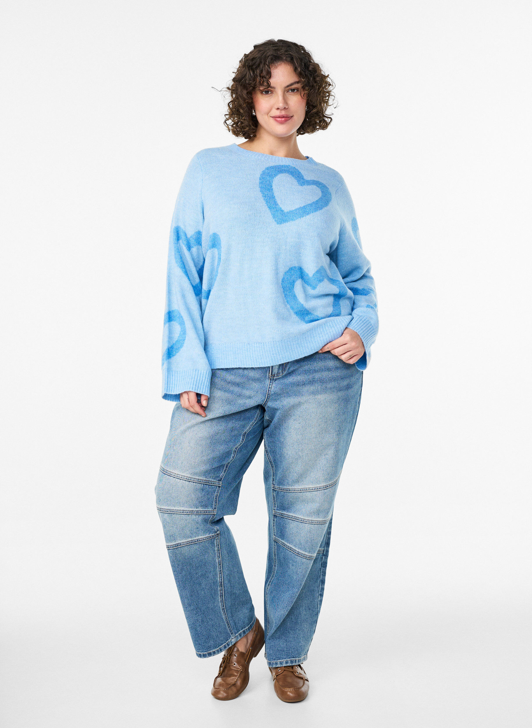 Zizzi Blouse en maille avec grands c&oelig;urs et encolure ronde, Bleu, Model image number 1