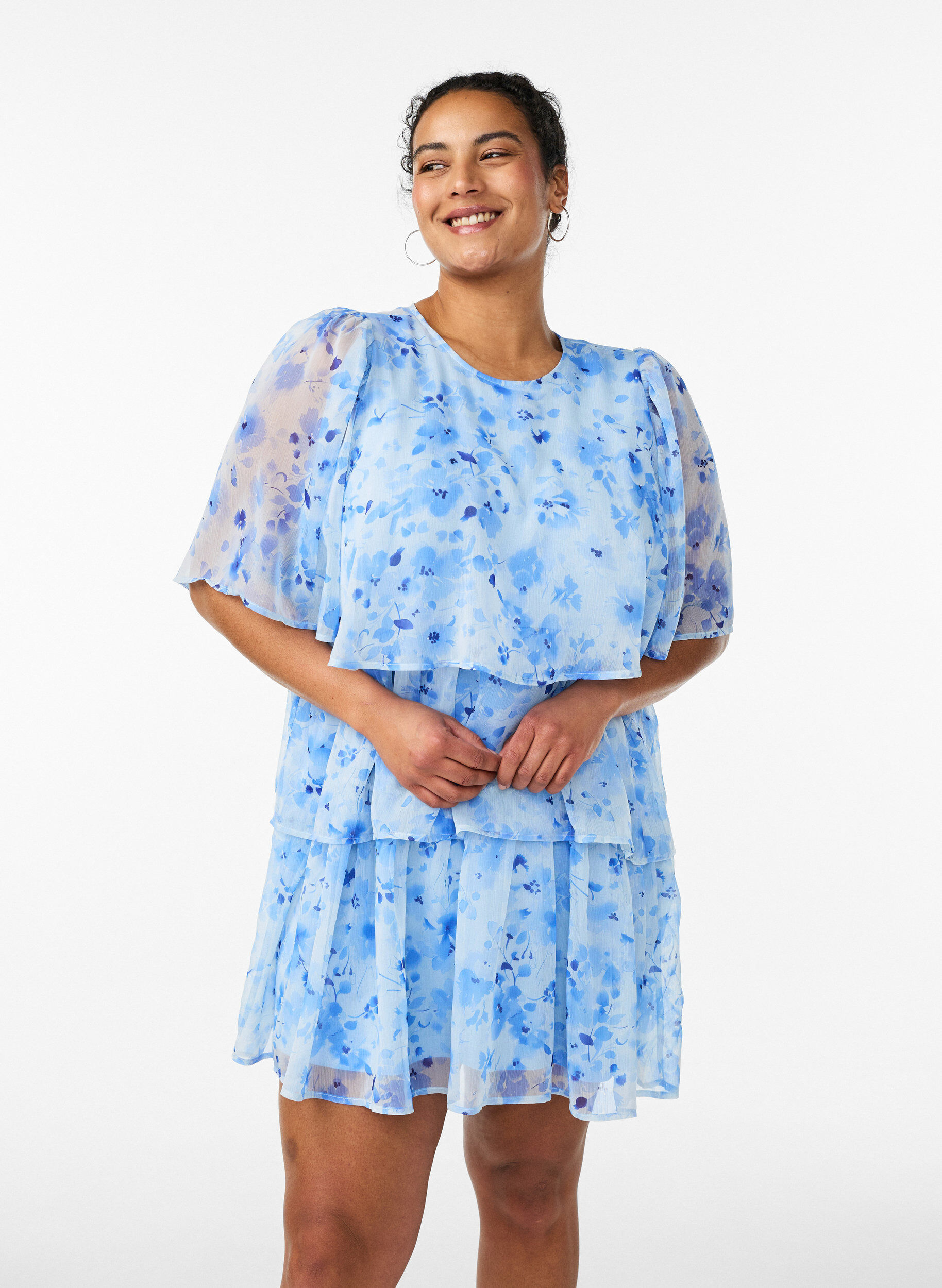 Zizzi Robe courte effet mousseline &agrave; imprim&eacute; floral et volants &eacute;tag&eacute;s, Bleu, Model image number 0