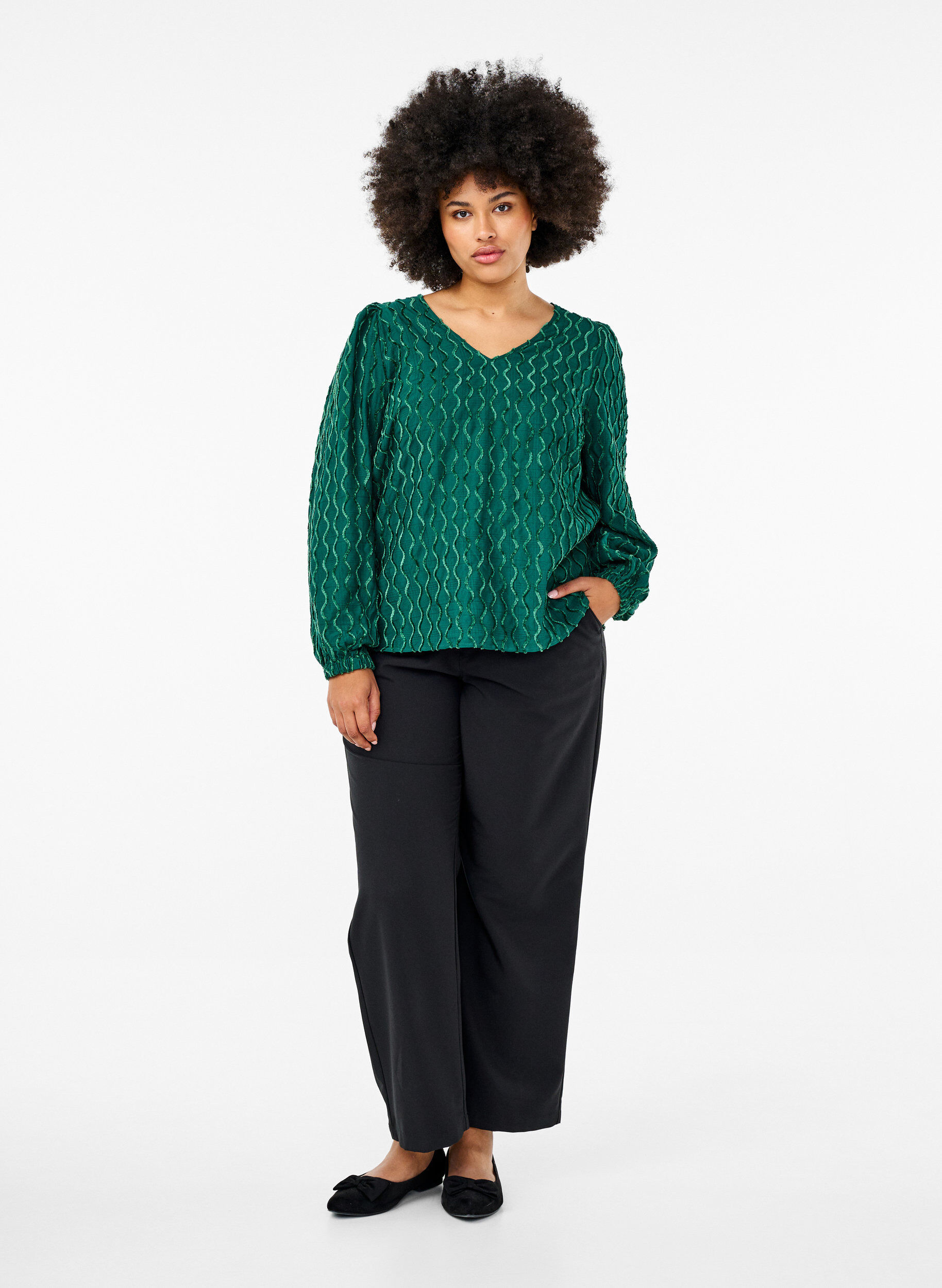 Zizzi Chemisier &agrave; manches longues &agrave; motifs avec un col en V, Rain Forest, Model image number 2