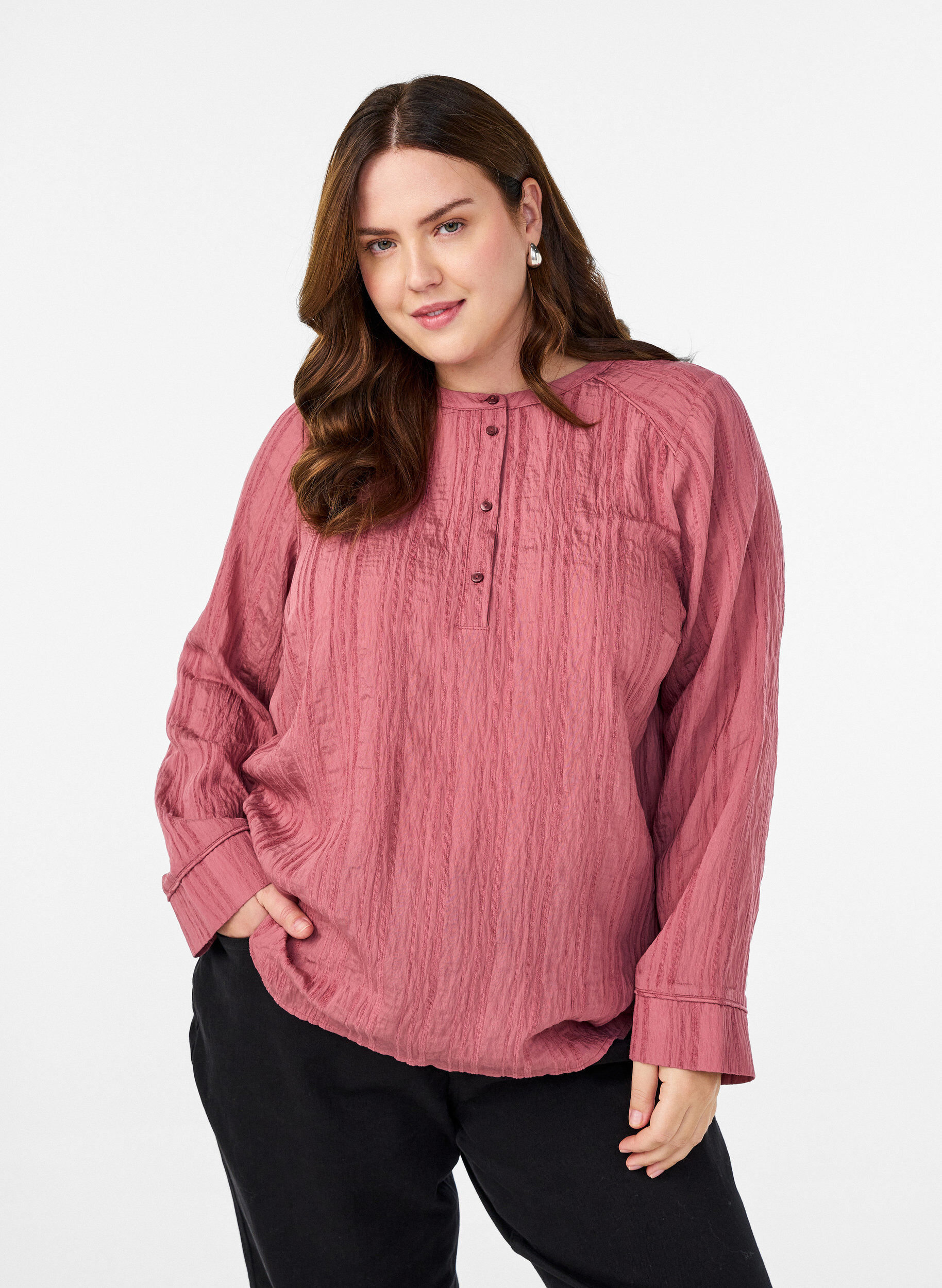 Blouse avec texture ton sur ton et boutons, Rose, Model