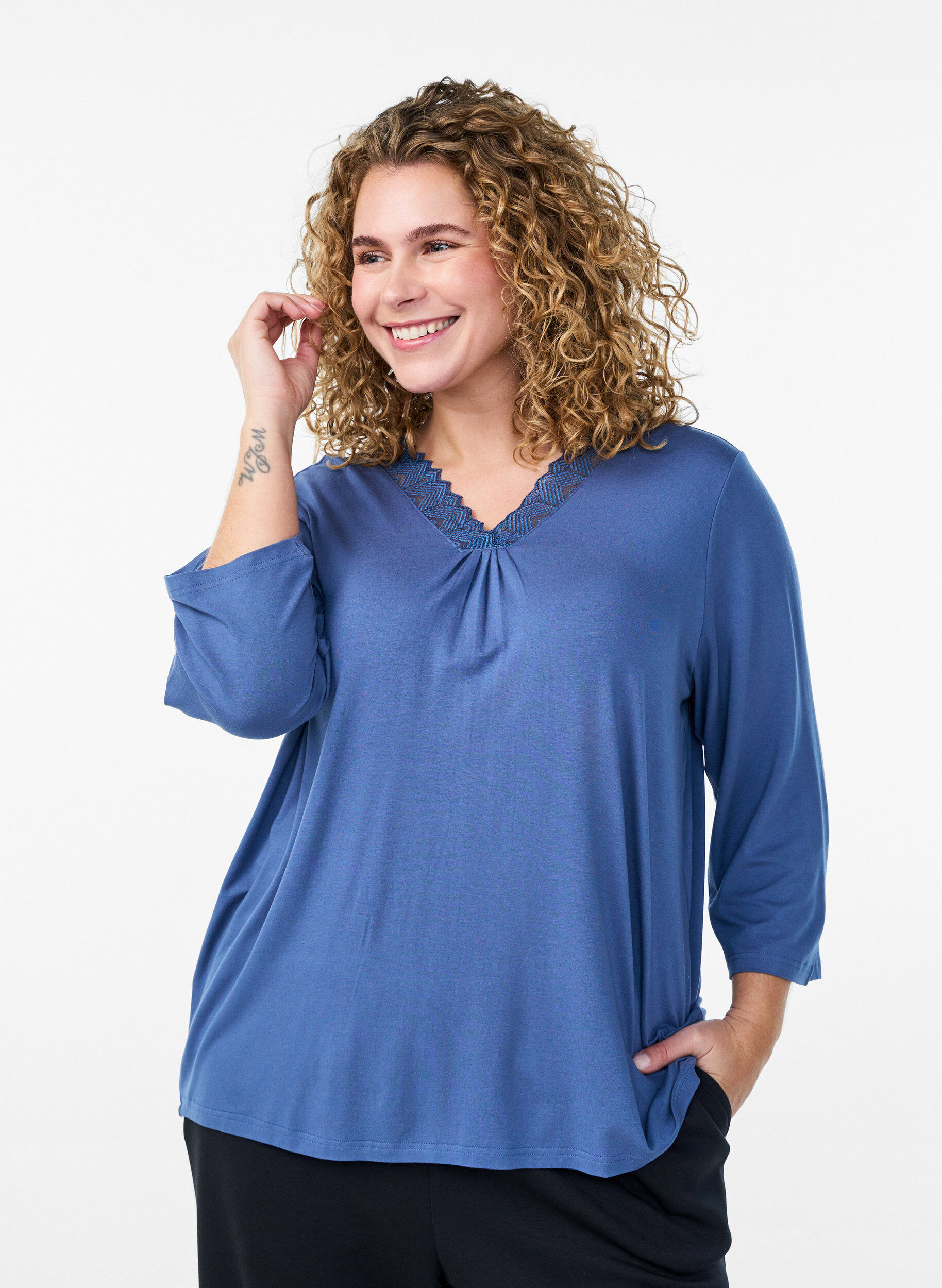 Zizzi Haut de pyjama en viscose avec d&eacute;tails en dentelle et manches 3/4, Bleu, Model image number 0