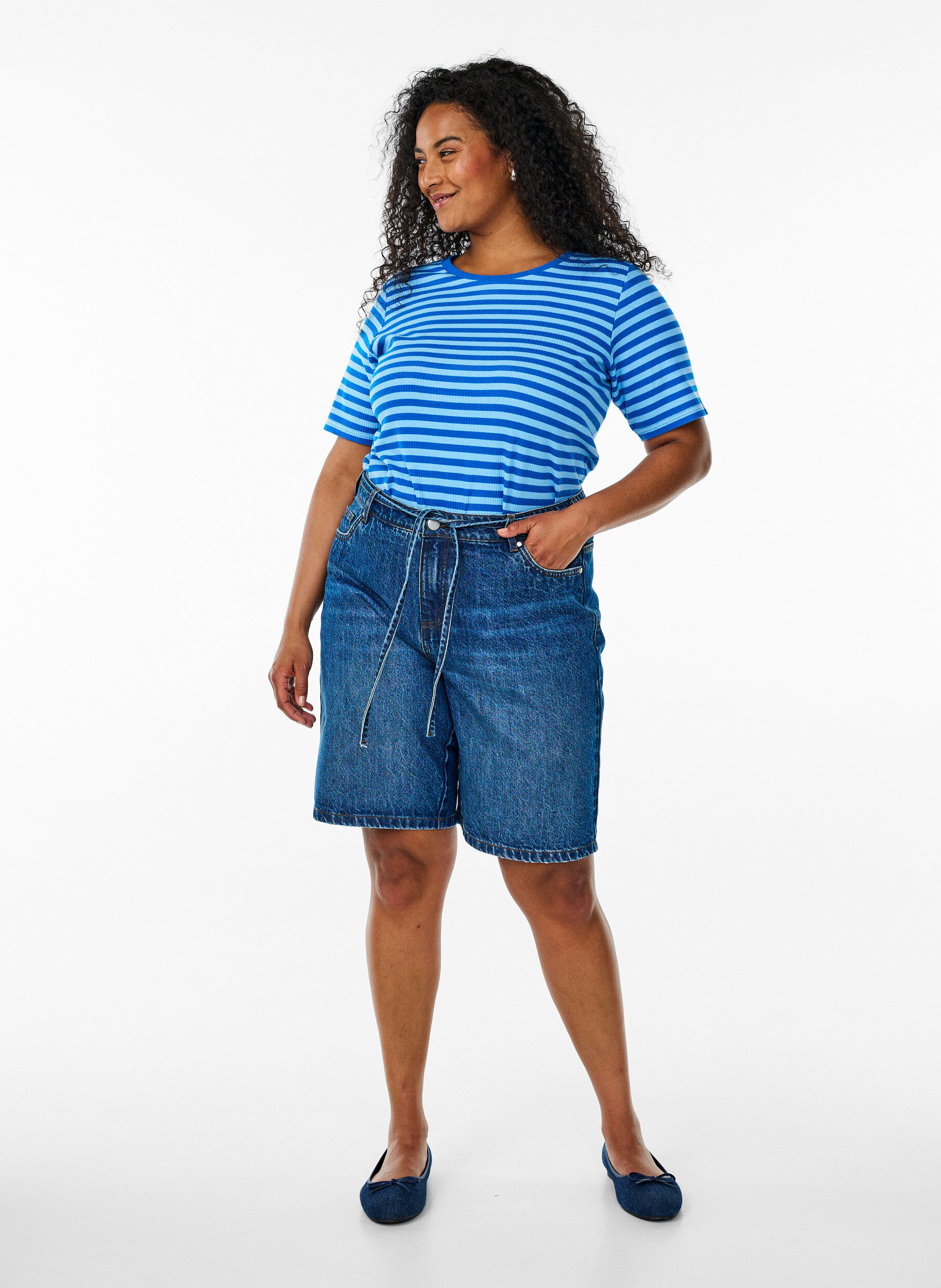 Zizzi T-shirt ray&eacute; &agrave; texture c&ocirc;tel&eacute;e, Bleu Clair, Model image number 1