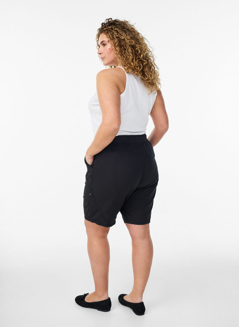 Short en coton ample avec poches, Noir, Model image number 2