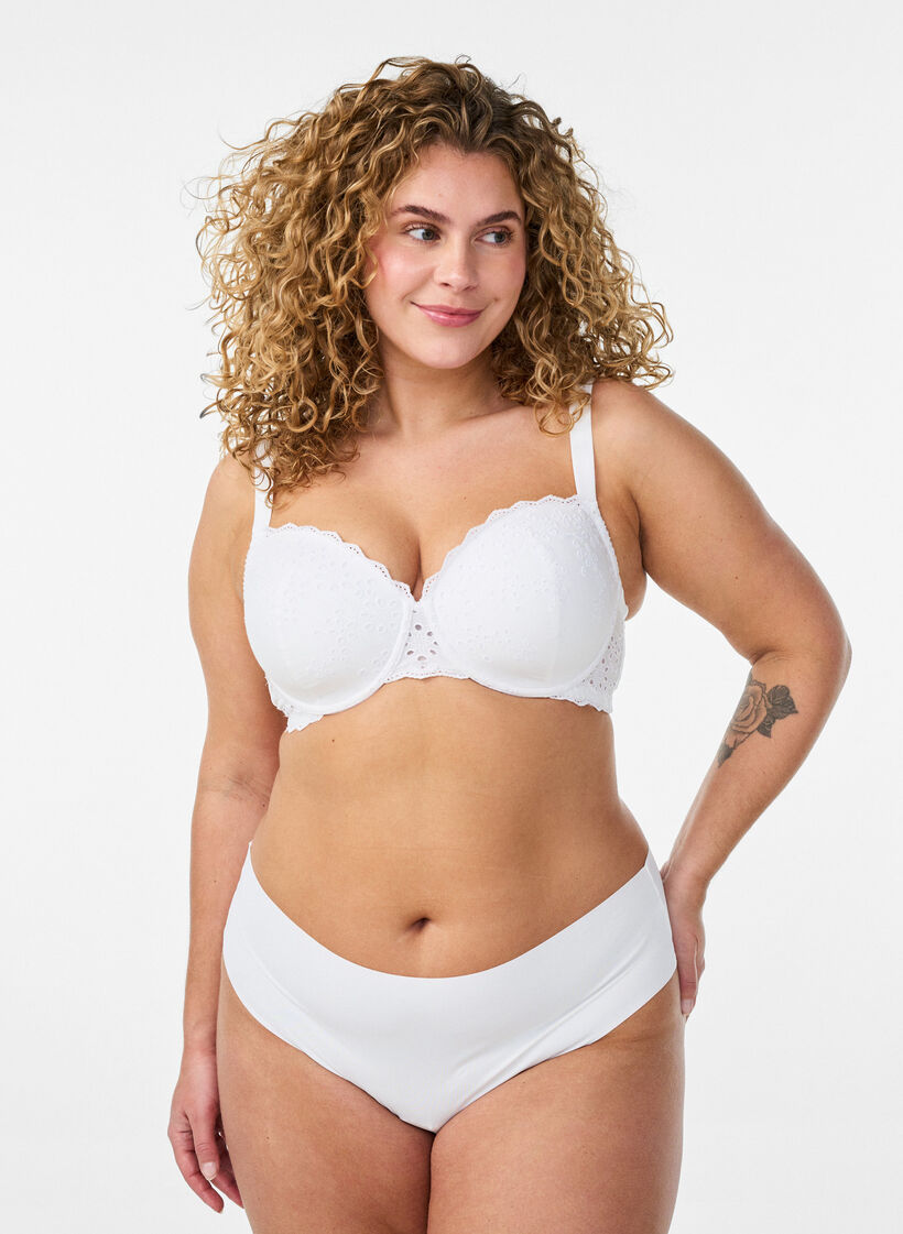 Soutien-gorge moul&eacute; avec broderie anglaise, Blanc, Model image number 1