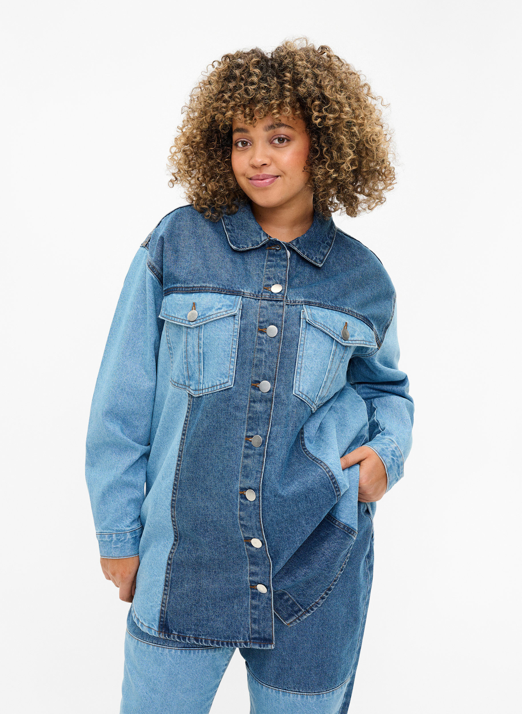Zizzi Veste en jean color block, Light Blue Denim, Model image number 0
