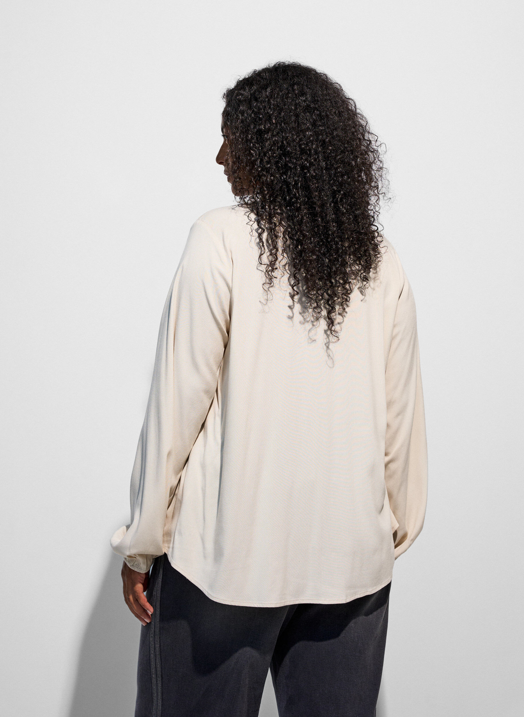 ZizziBlouse en viscose avec col en V et ourlet arrondi, Beige, Model image number 2