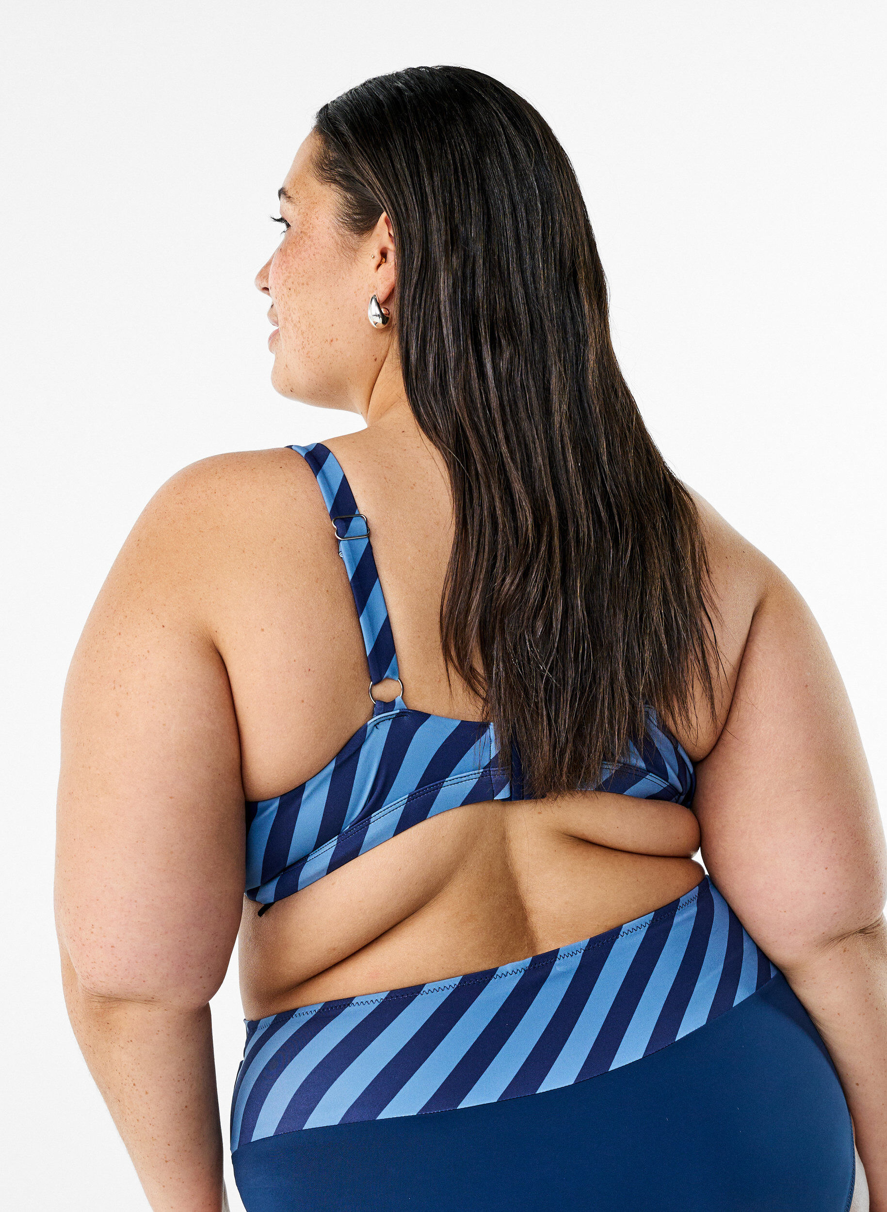 Zizzi Haut de bikini triangle avec rayures et d&eacute;tails drap&eacute;s, Bleu, Model image number 2