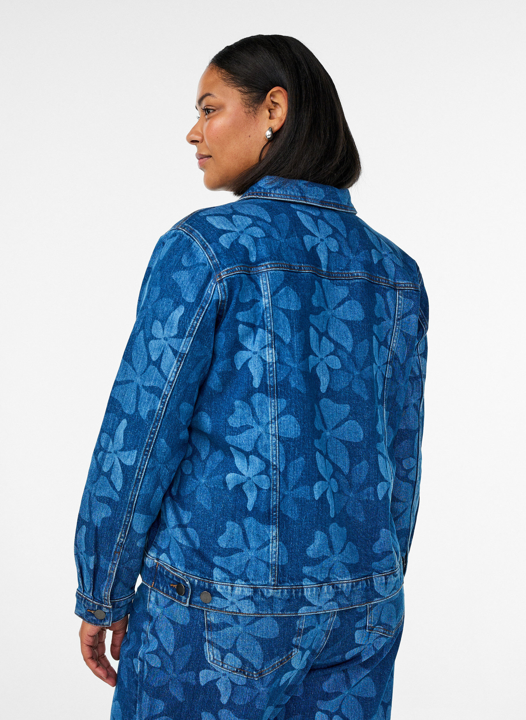 Zizzi Veste en jean avec imprim&eacute; floral, Bleu, Model image number 2