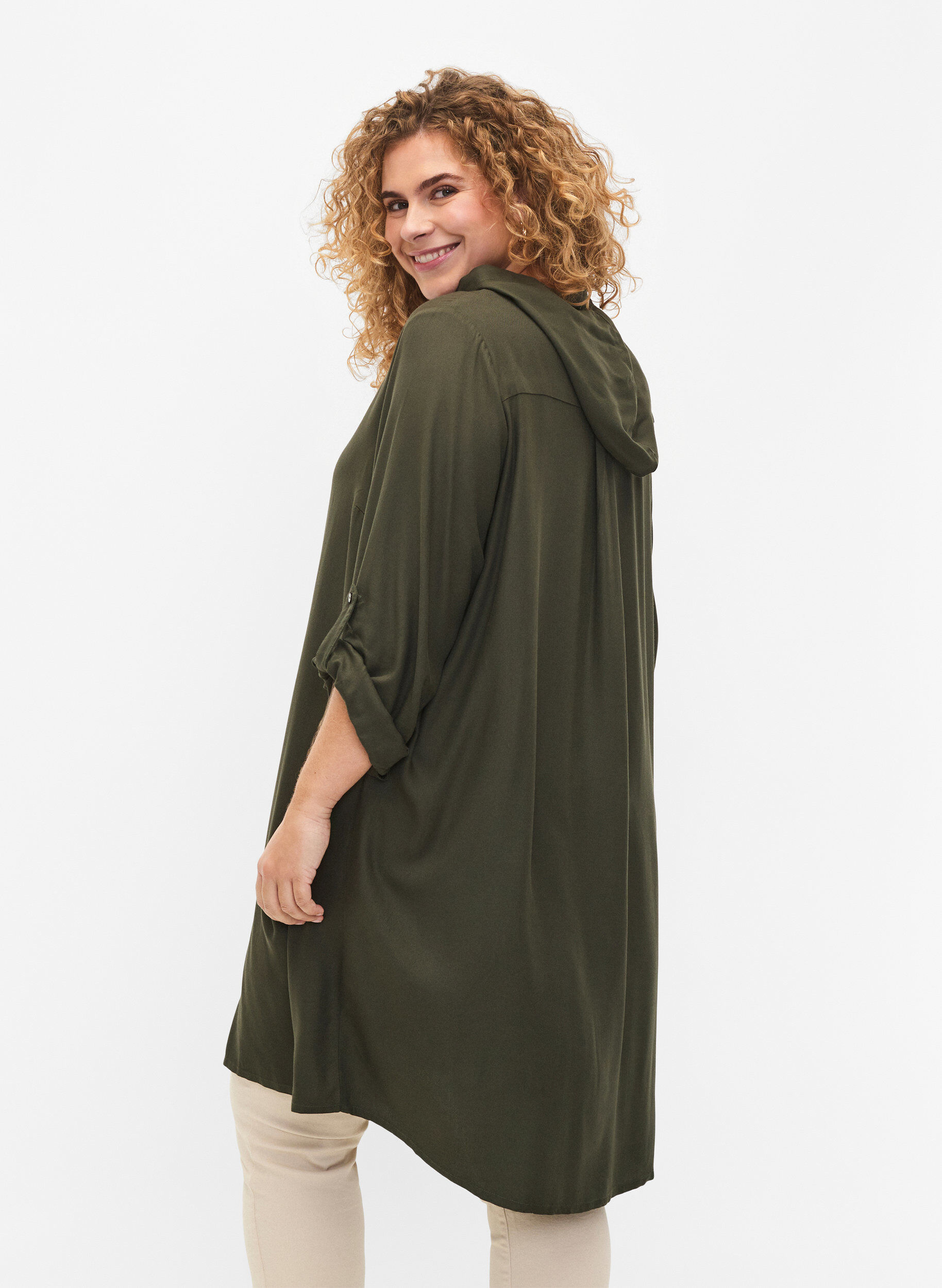 Zizzi Robe chemise en viscose avec capuche et manches 3/4, Thyme, Model image number 1