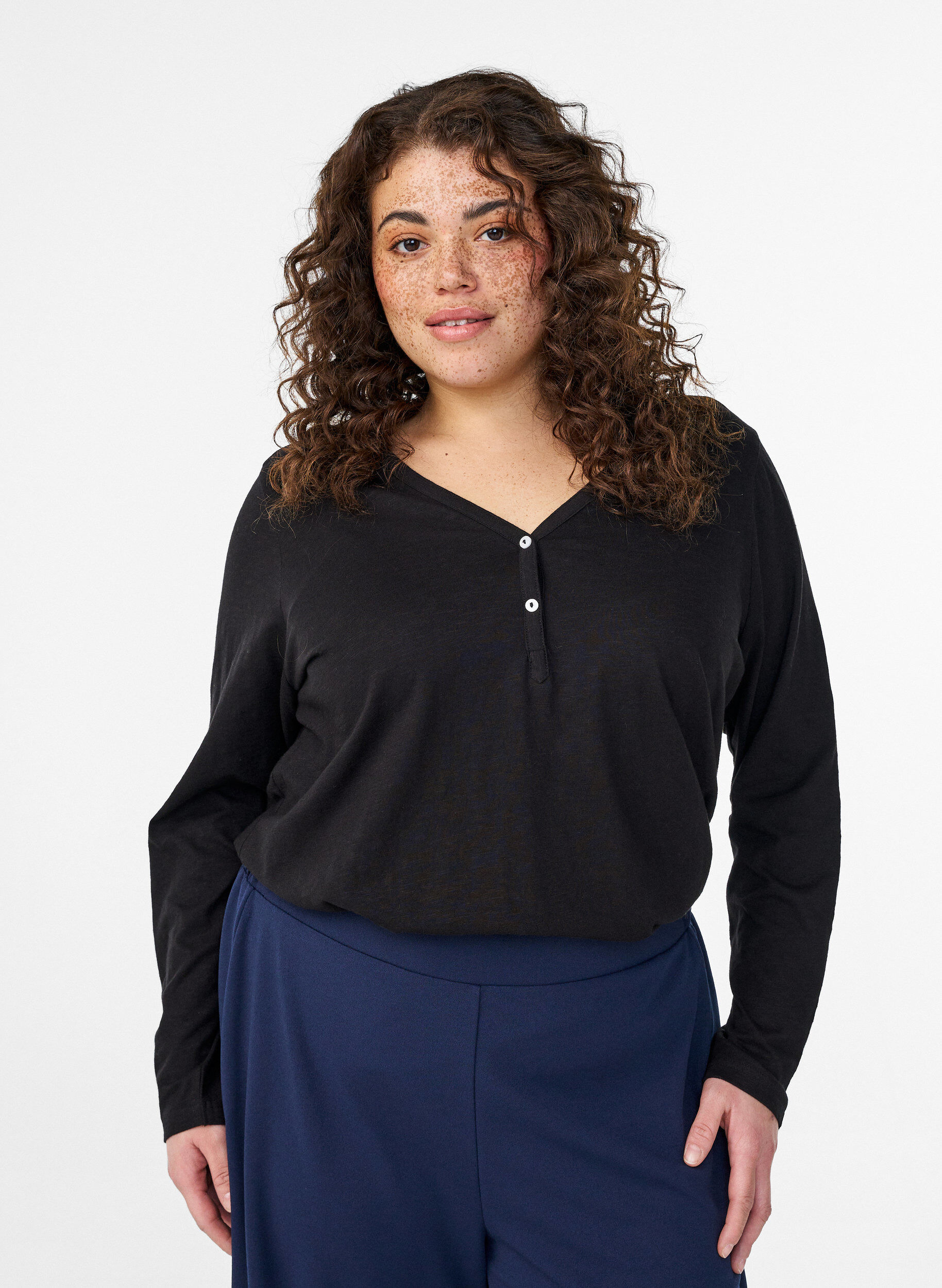 T-shirt &agrave; manches longues avec col V et boutons, Noir, Model