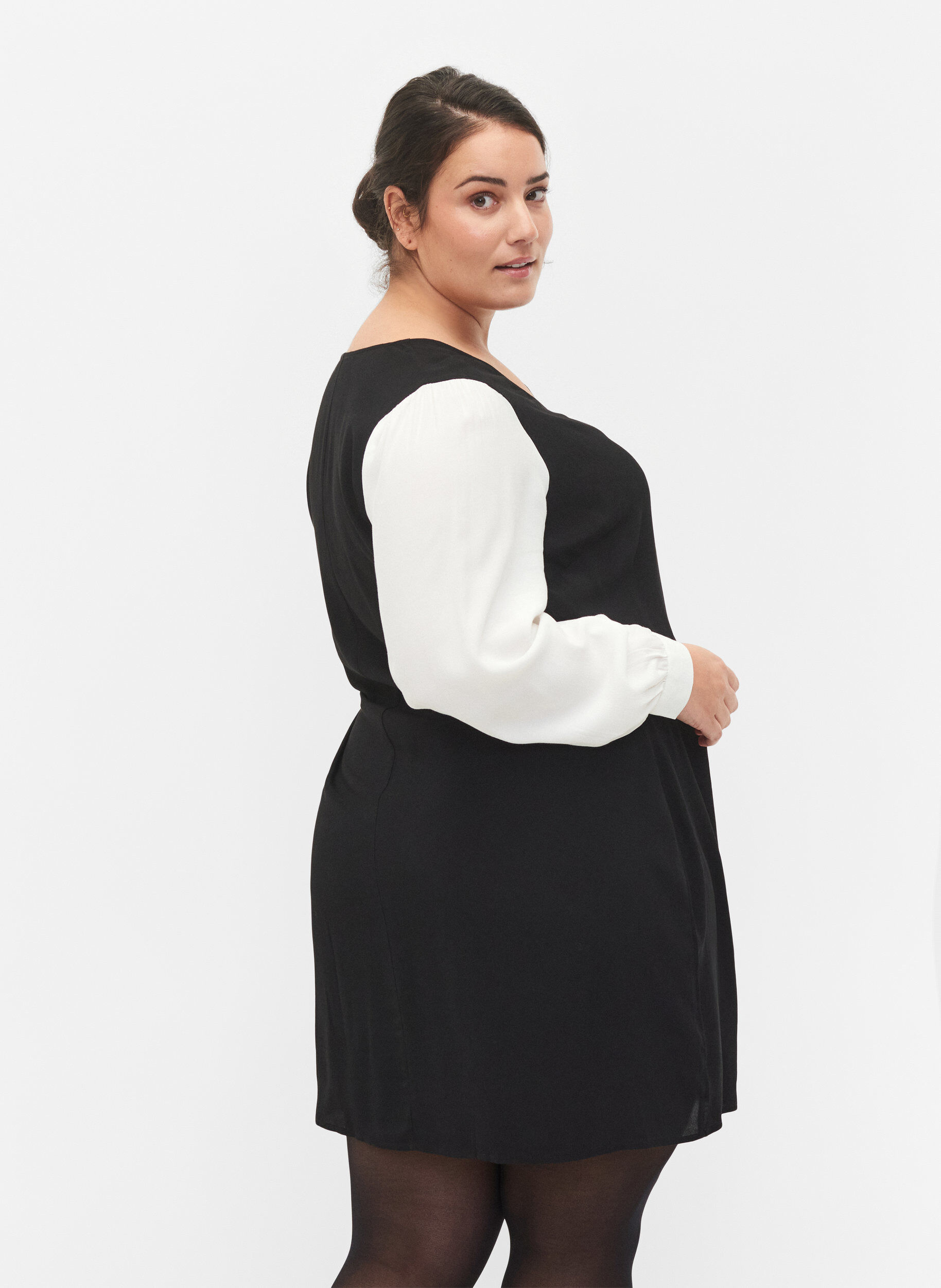 Zizzi Robe &agrave; manches longues en viscose, Black w. Cloud D., Model image number 1