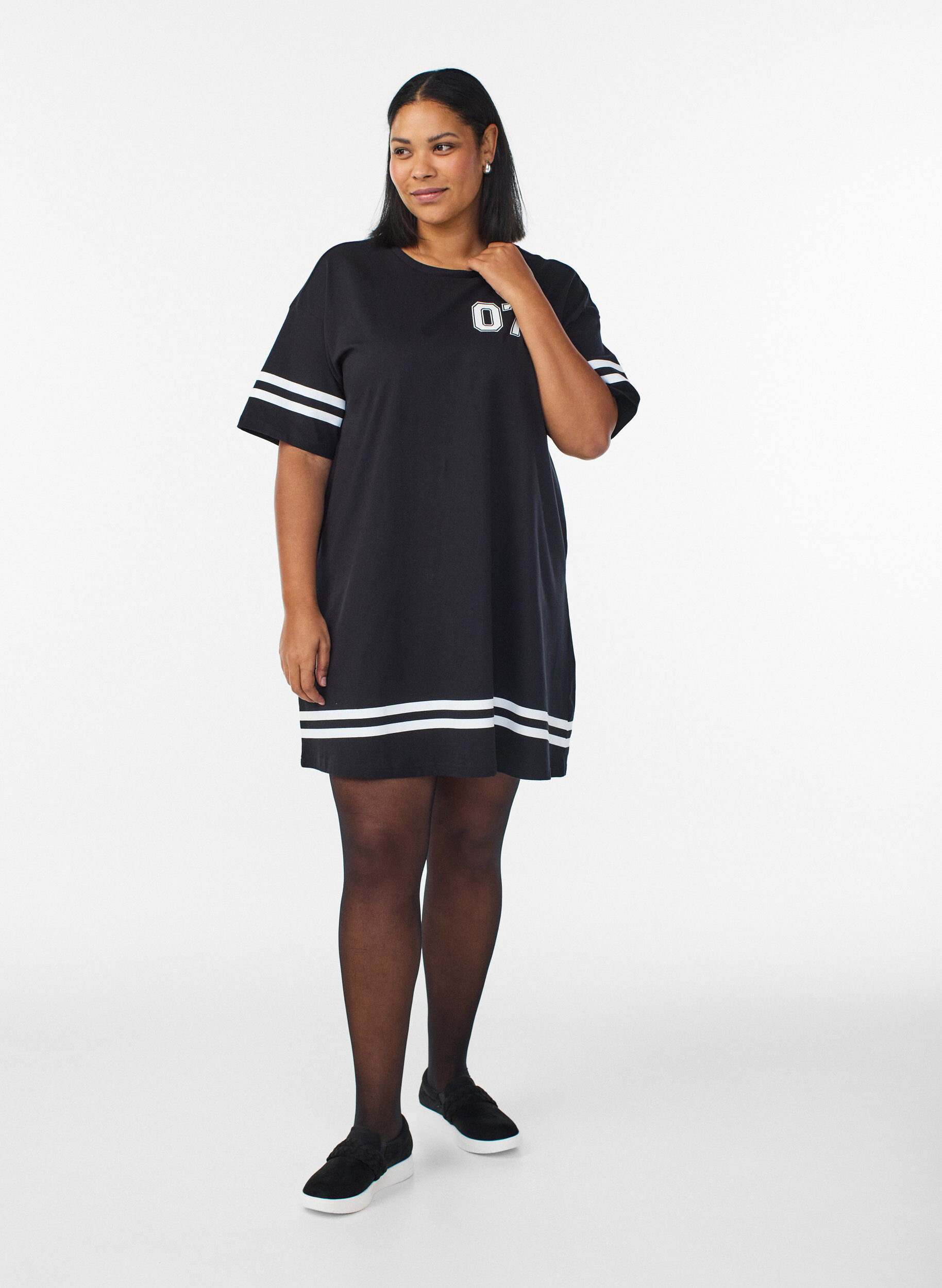 Zizzi Robe T-shirt courte avec d&eacute;tails sportifs, Noir, Model image number 1